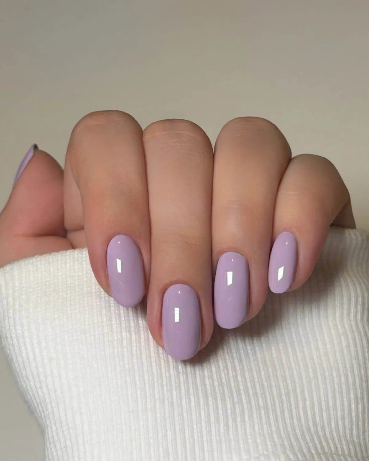 Ліловий манікюр замість молочного: новий відтінок весни 2026