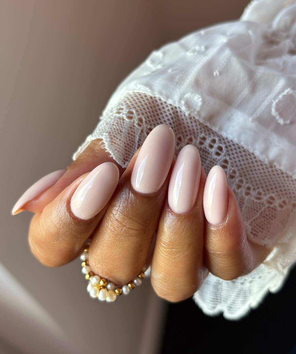 Манікюр, який робить руки молодшими: головний ефект сезону