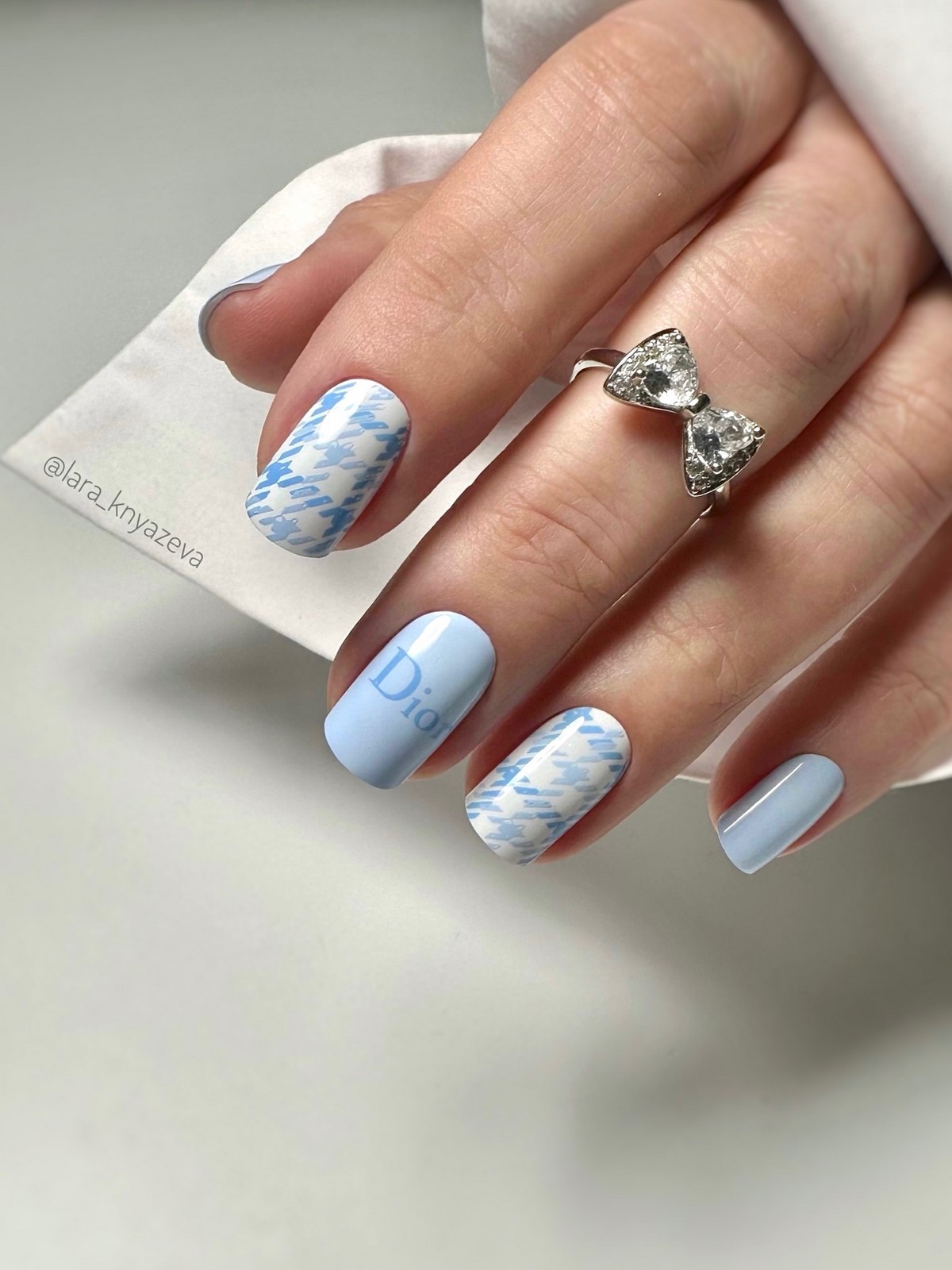 Fog blue — новий синій манікюр, який виглядає м’якше