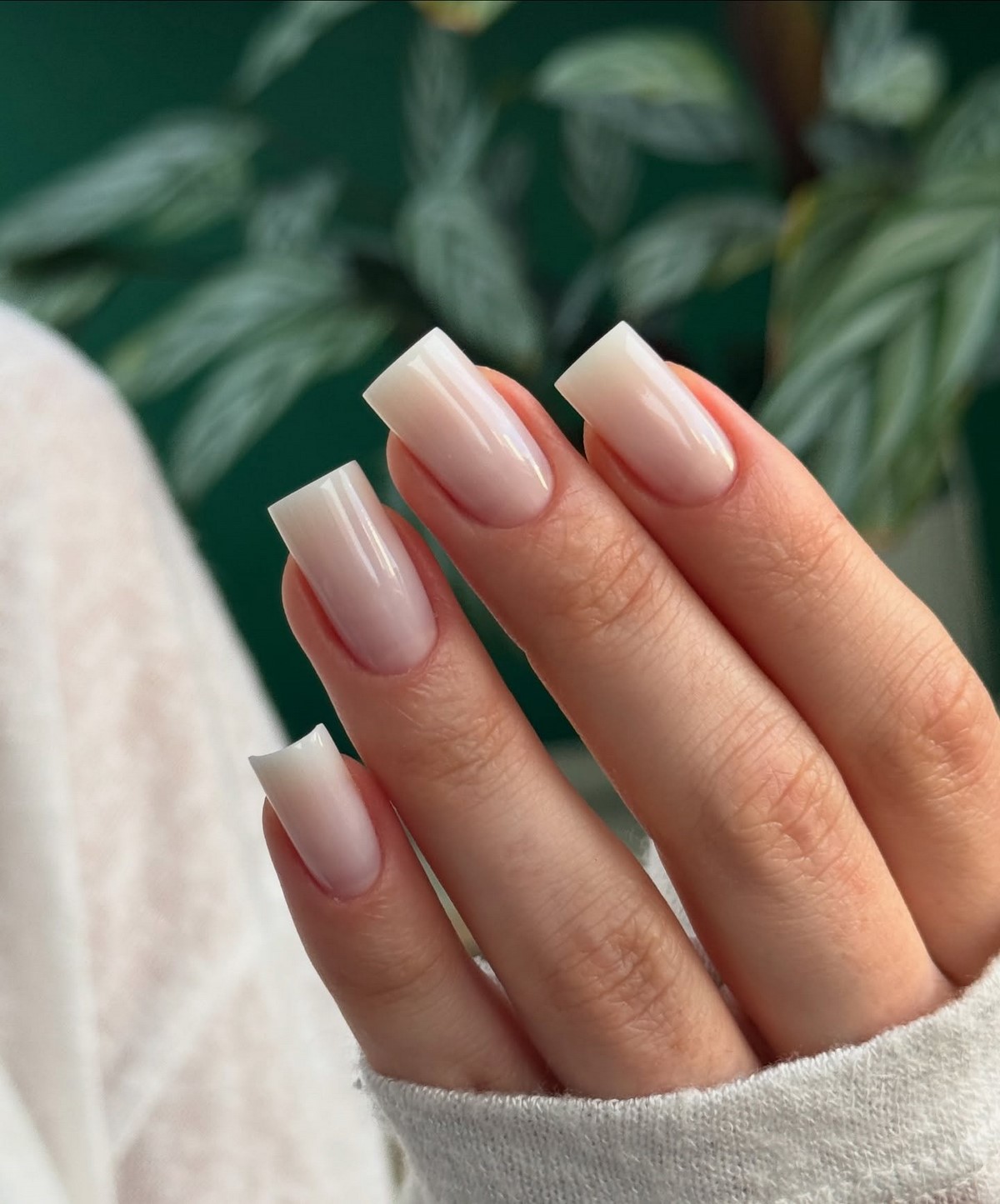 Манікюр квітня: колір, який витісняє беж і виглядає дорожче