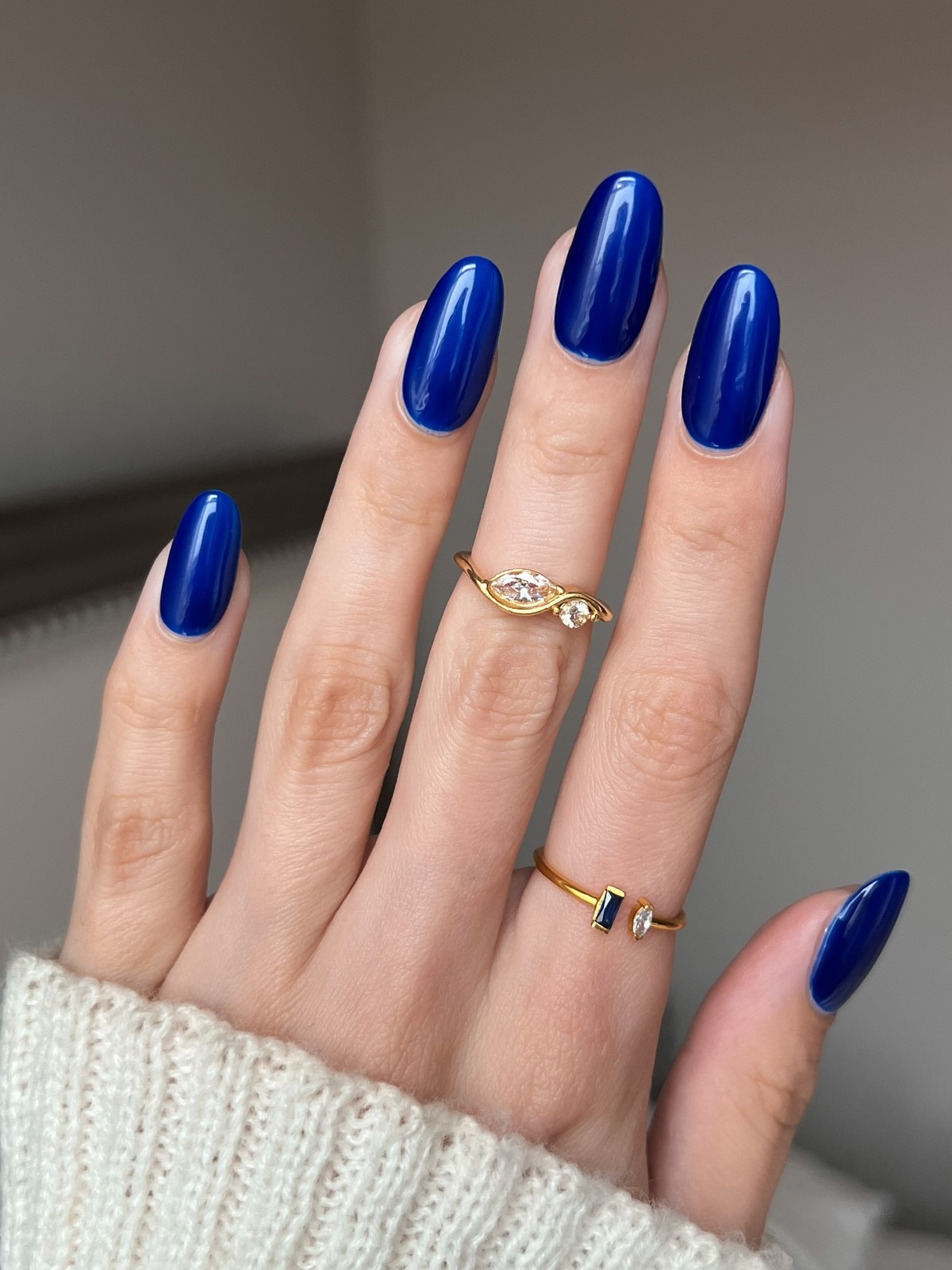 Манікюр квітня: синій, який виглядає дорожче за нюд