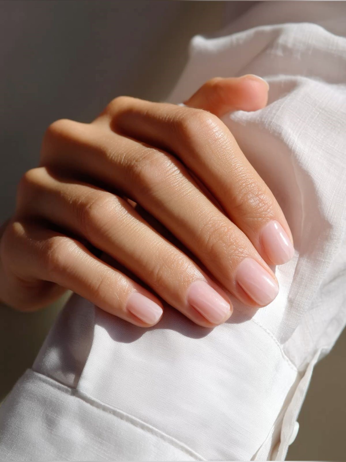 Простий манікюр з акцентом: новий тренд 2026