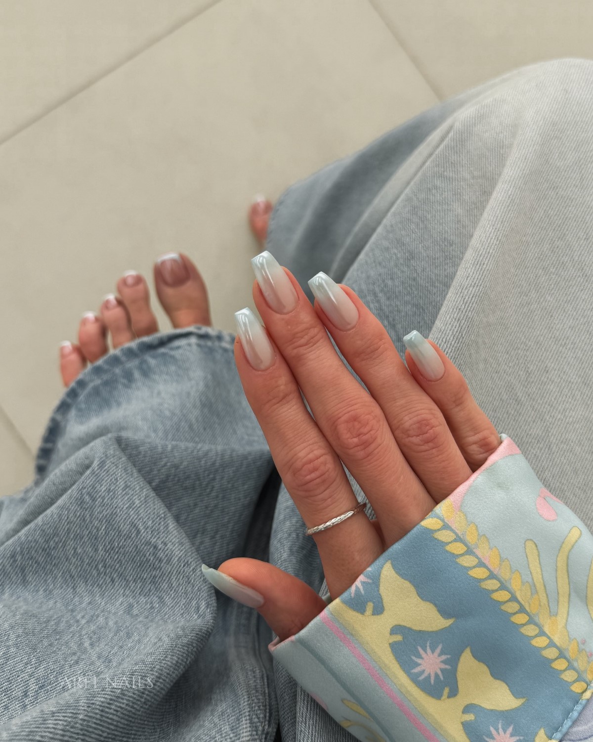 Fog blue — новий синій манікюр, який виглядає м’якше