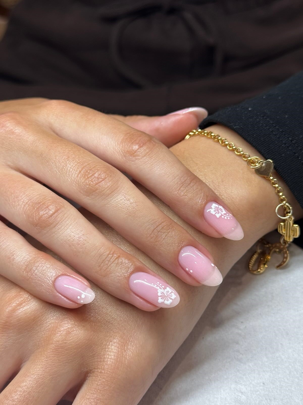 Овальні нігті у 2026 році: м’яка форма замість гострої