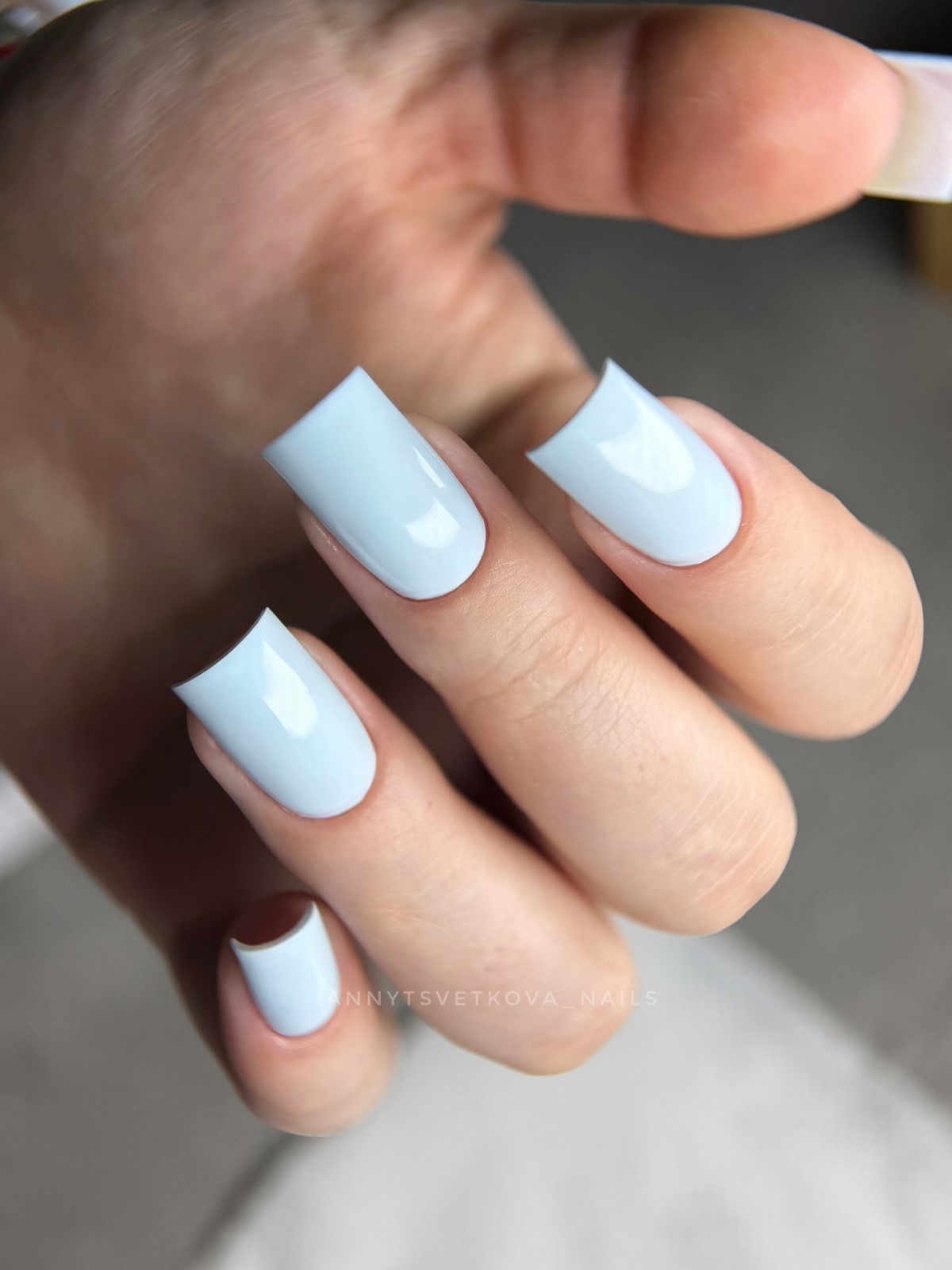 Fog blue — новий синій манікюр, який виглядає м’якше