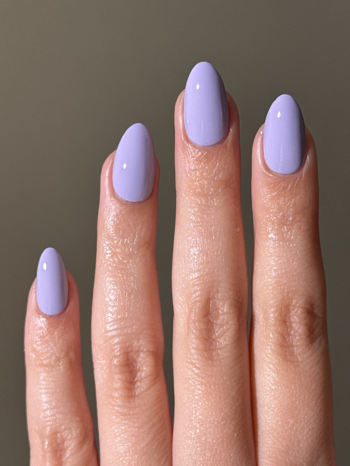 Ліловий манікюр замість молочного: новий відтінок весни 2026