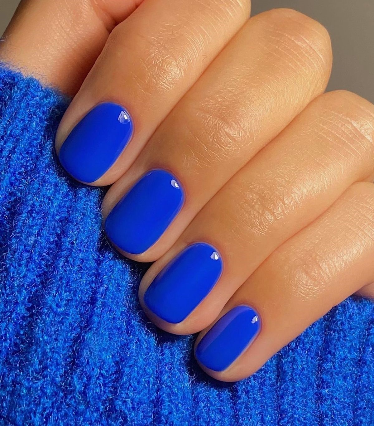 Манікюр квітня: синій, який виглядає дорожче за нюд