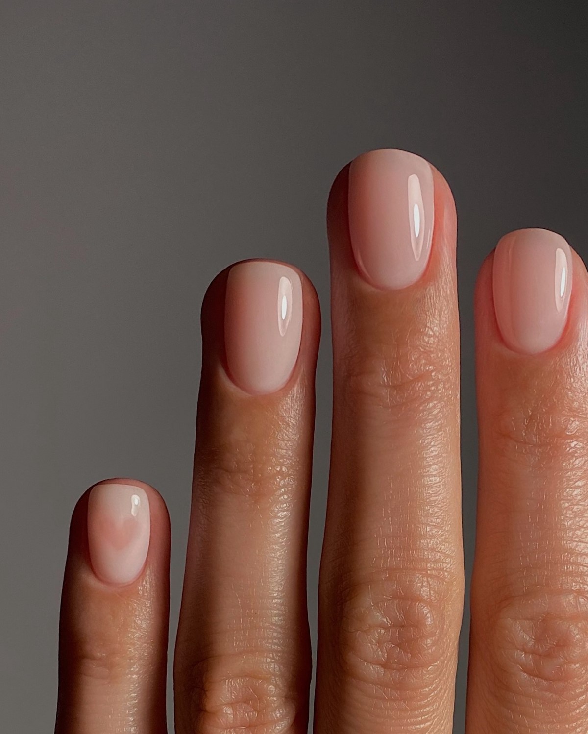 Манікюр, який робить руки молодшими: головний ефект сезону