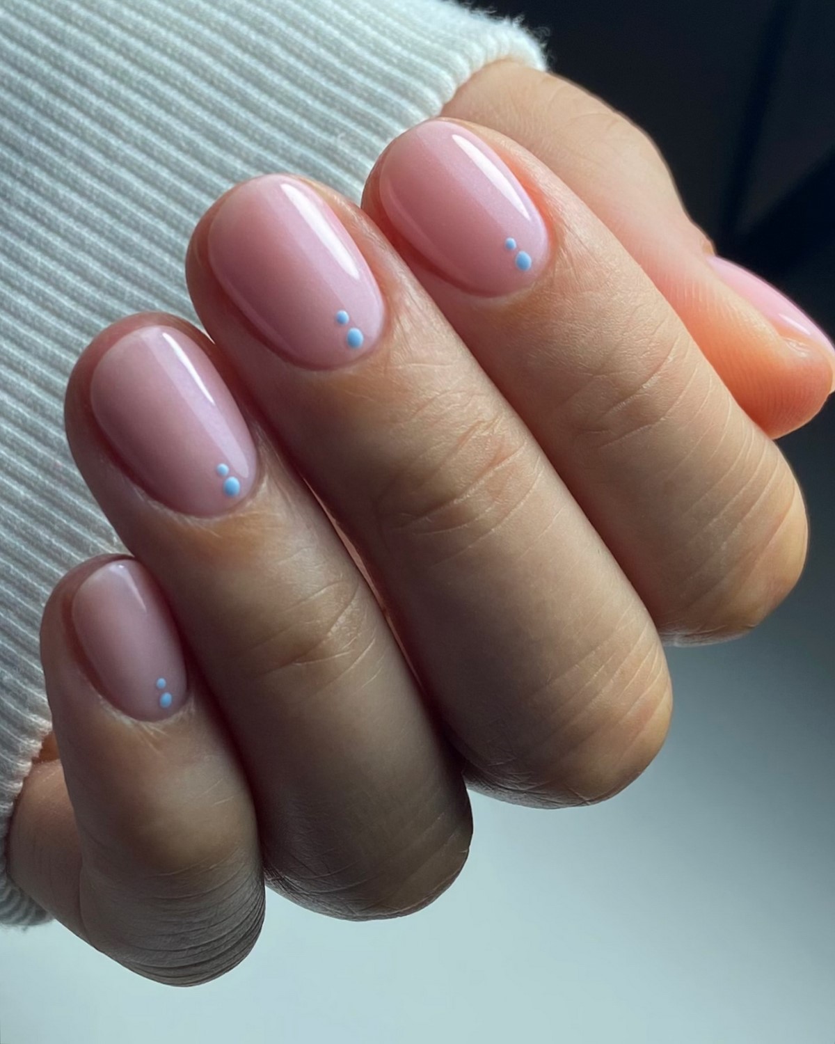 Простий манікюр з акцентом: новий тренд 2026