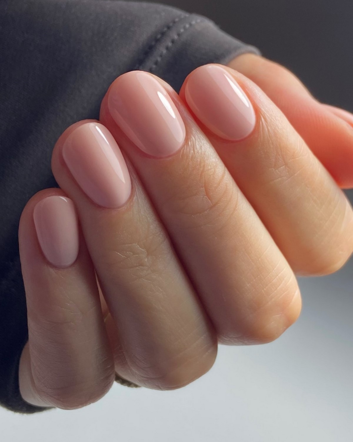 Манікюр, який робить руки молодшими: головний ефект сезону