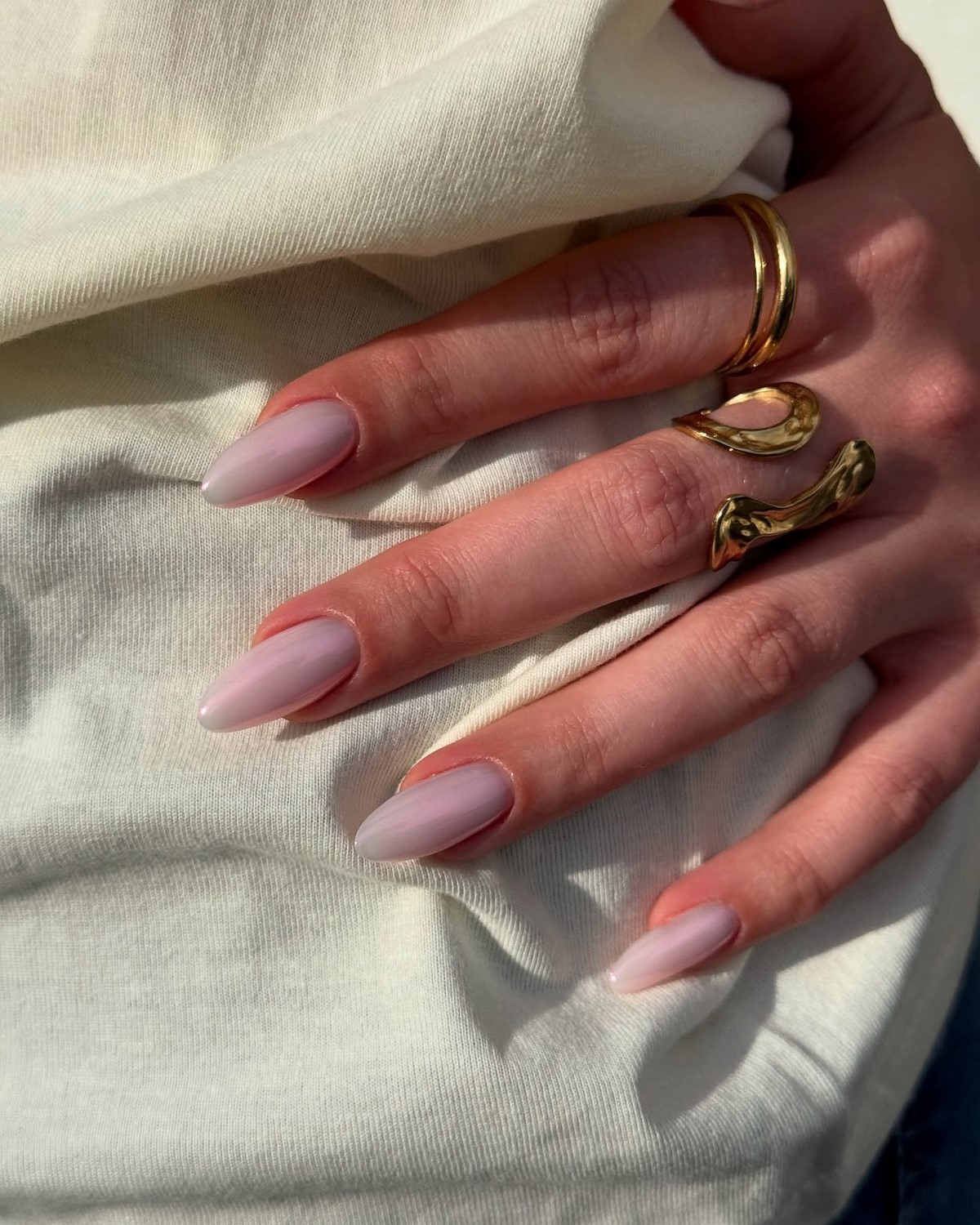 Ліловий манікюр замість молочного: новий відтінок весни 2026