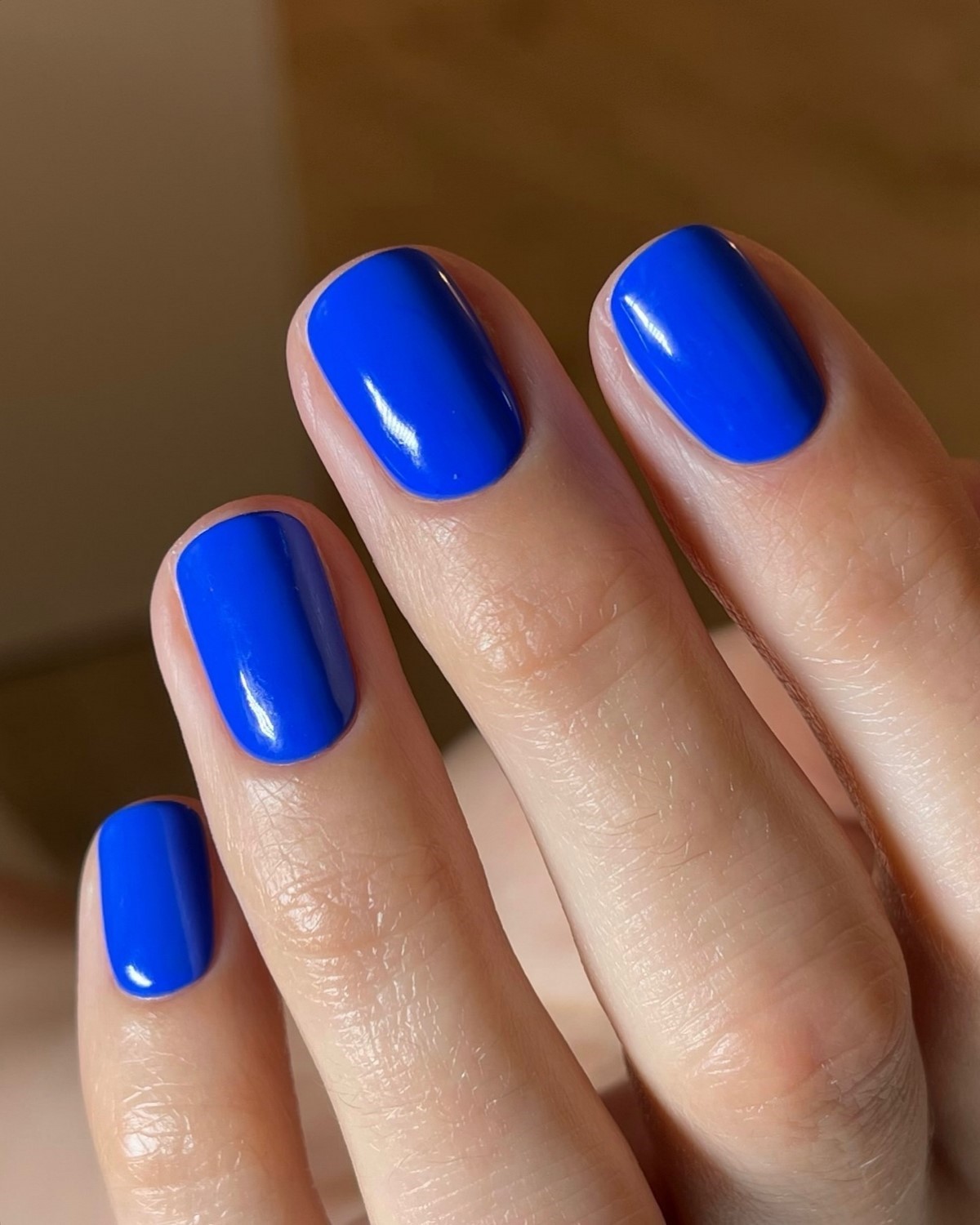 Манікюр квітня: синій, який виглядає дорожче за нюд