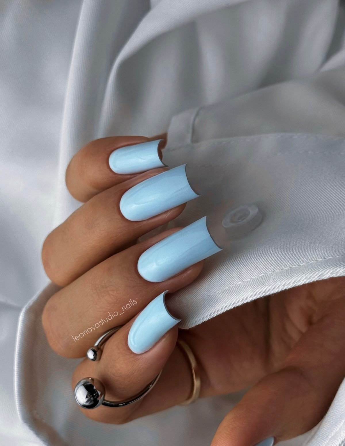 Fog blue — новий синій манікюр, який виглядає м’якше
