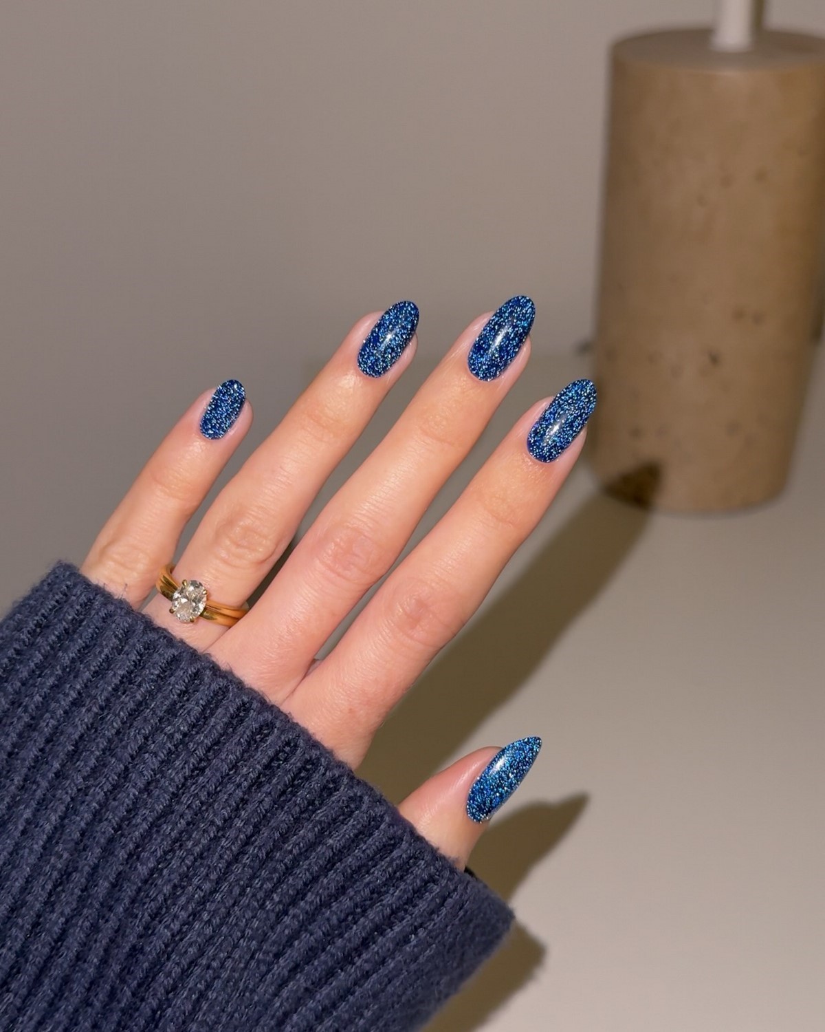 Манікюр квітня: синій, який виглядає дорожче за нюд