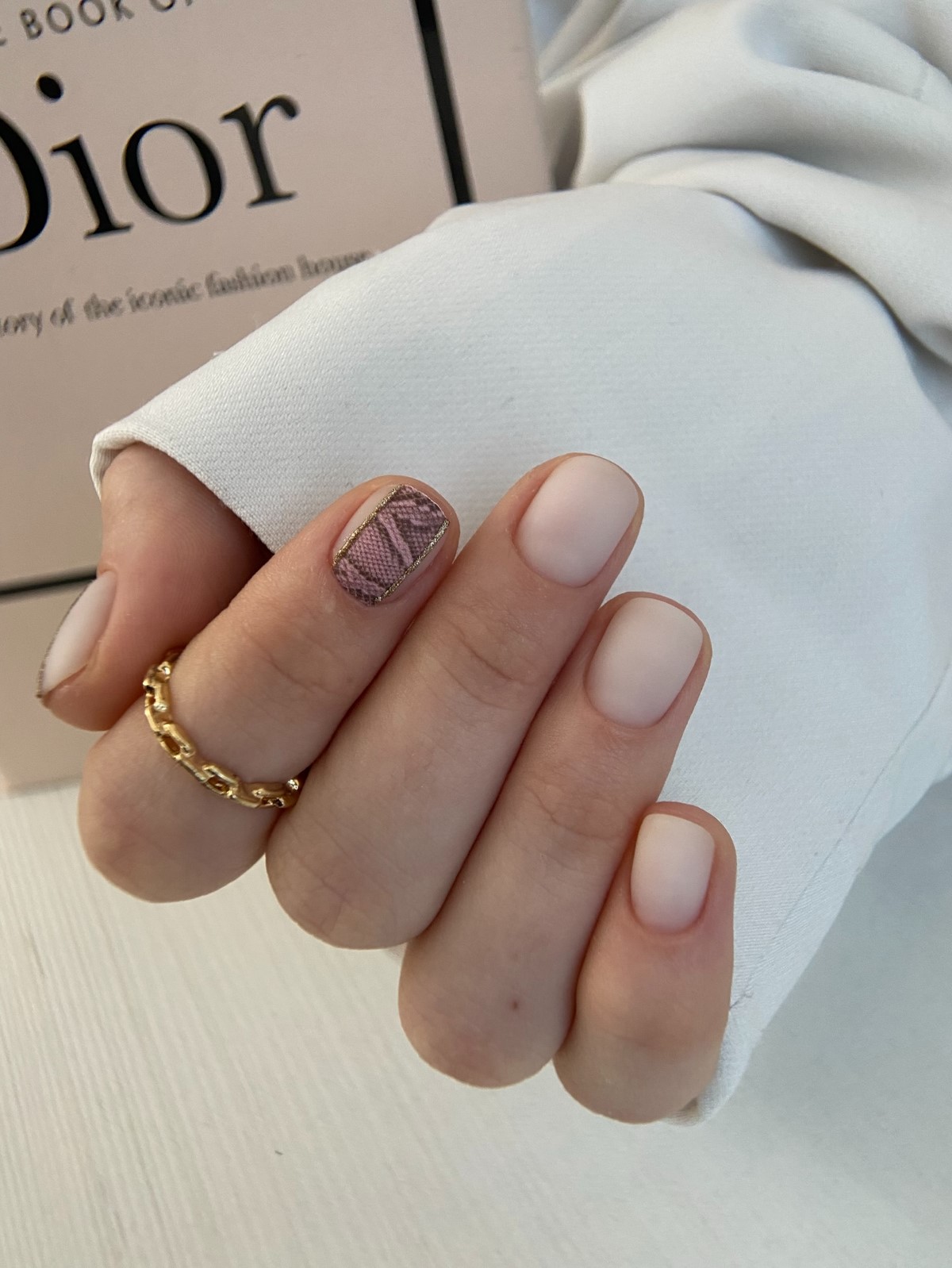 Манікюр, який робить руки молодшими: головний ефект сезону