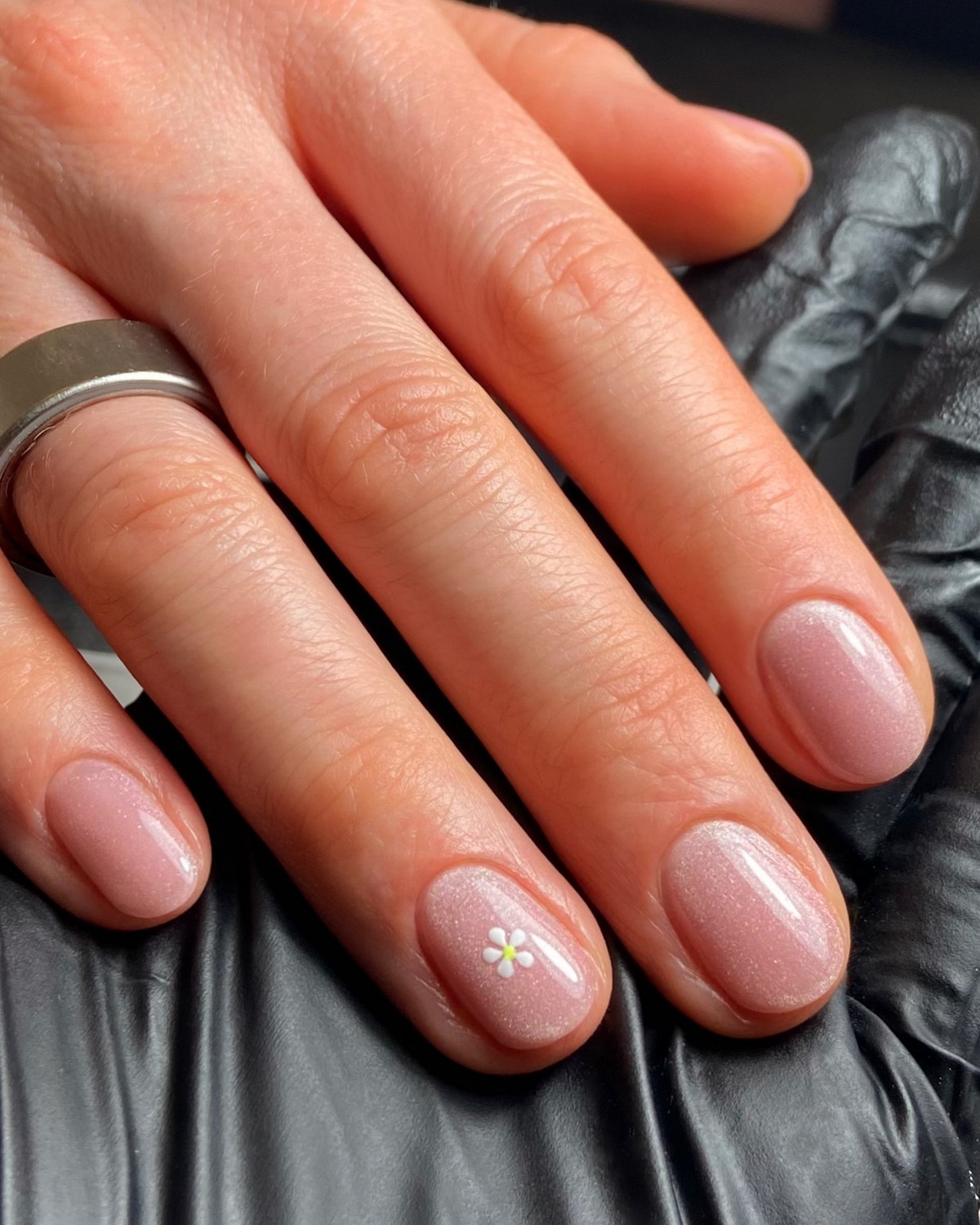 Простий манікюр з акцентом: новий тренд 2026