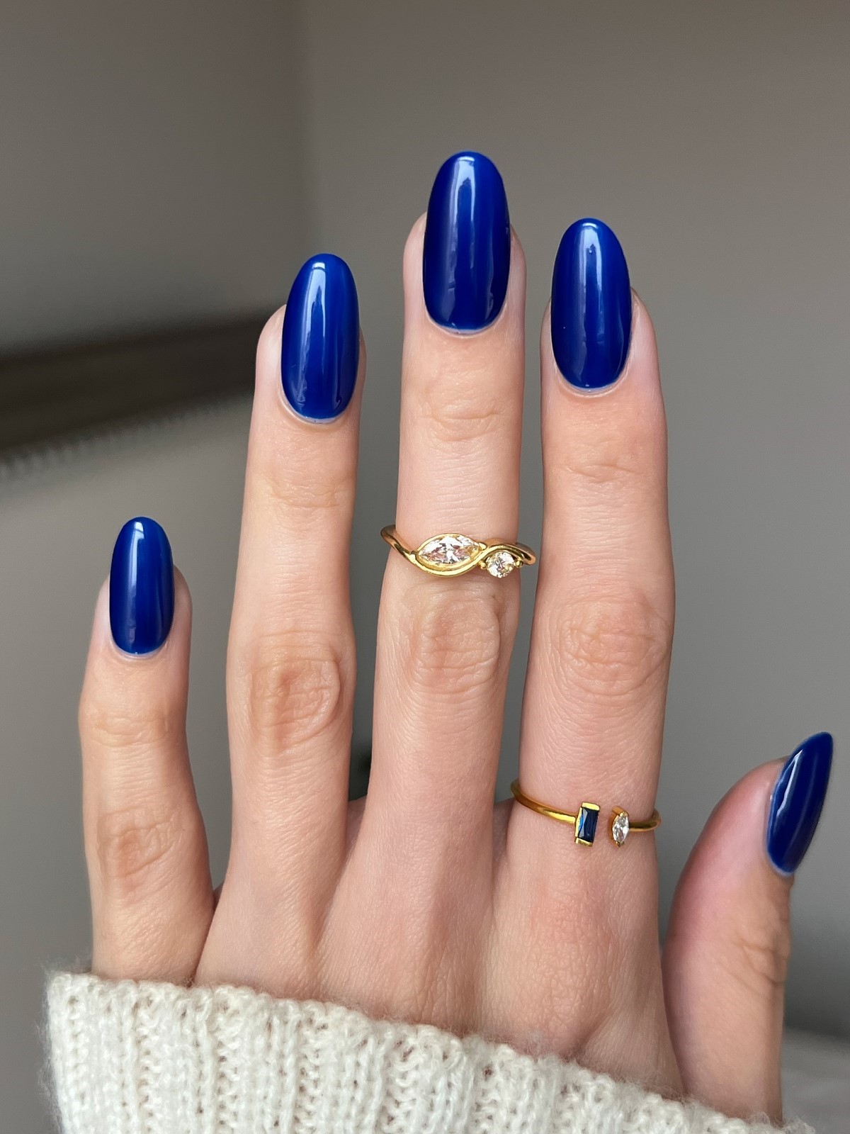 Манікюр квітня: синій, який виглядає дорожче за нюд
