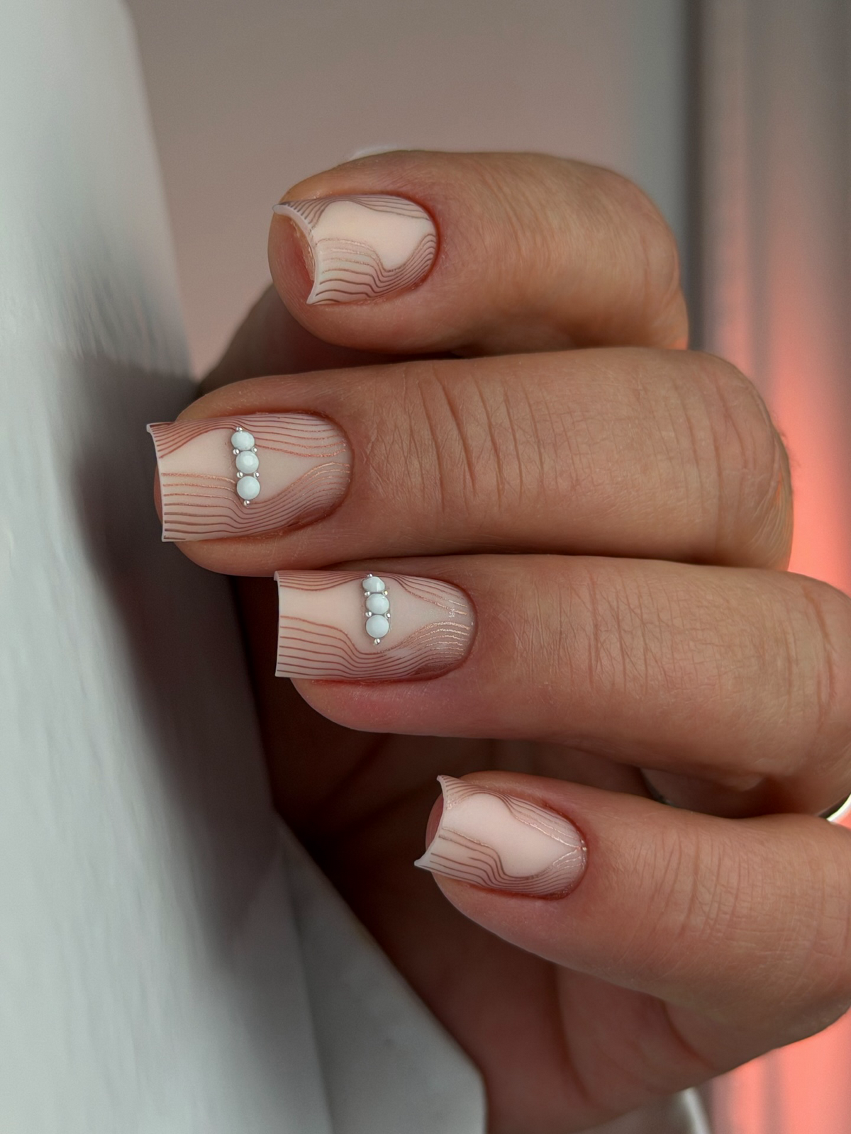 Простий манікюр з акцентом: новий тренд 2026