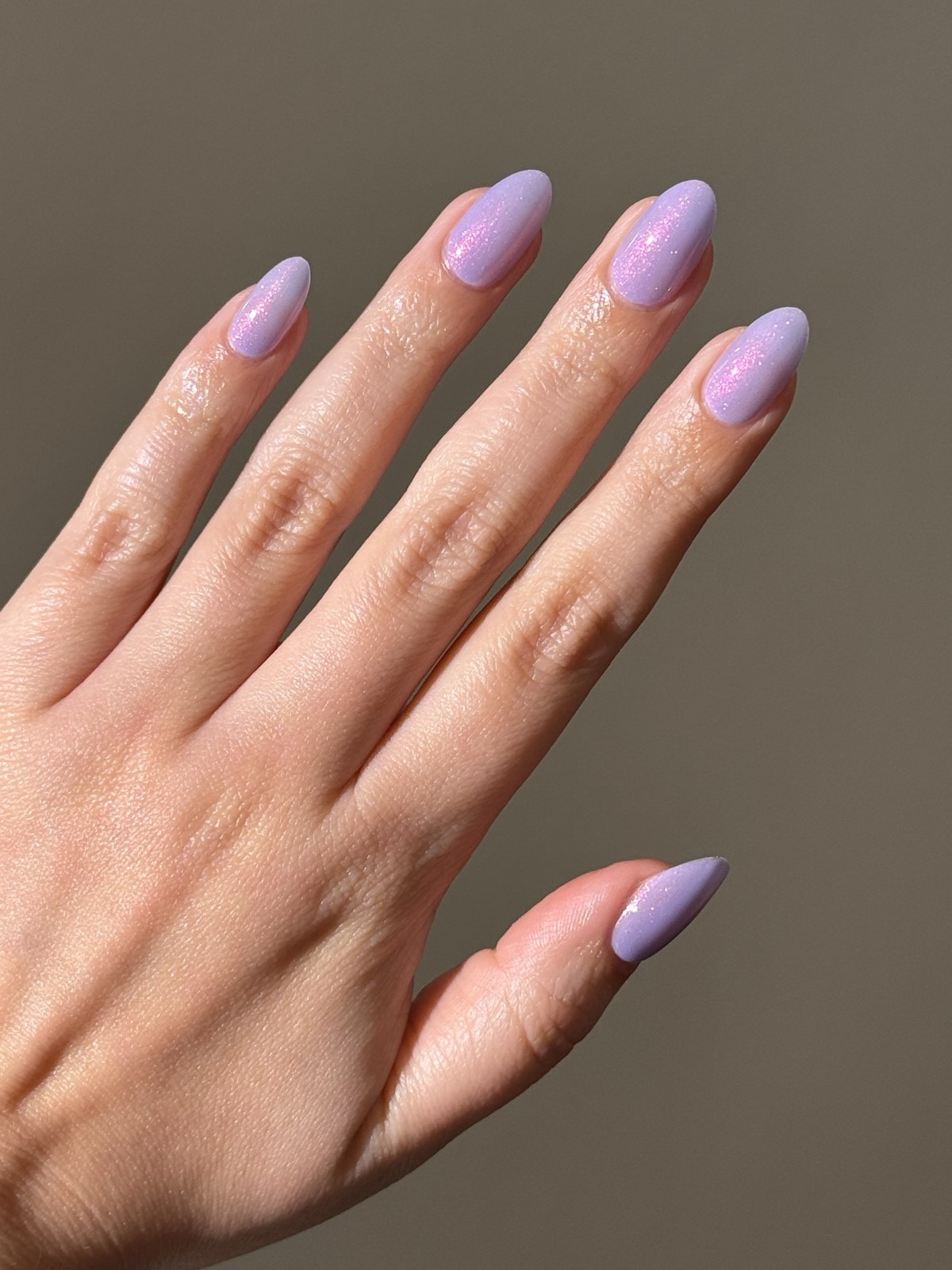 Ліловий манікюр замість молочного: новий відтінок весни 2026