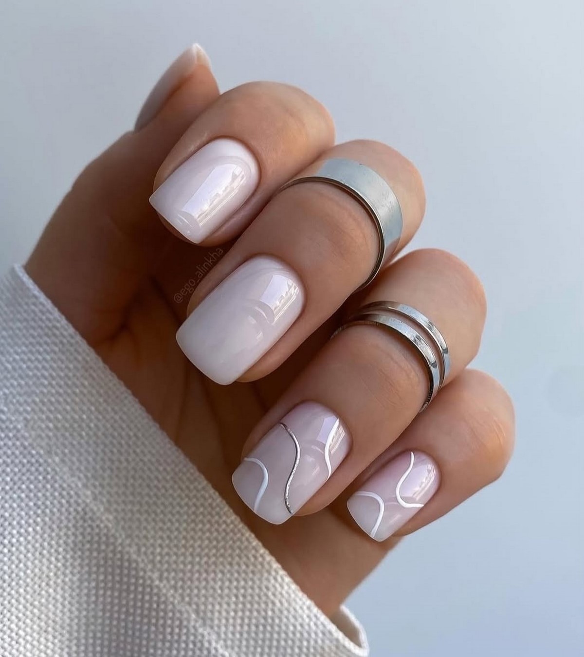 Манікюр, який робить руки молодшими: головний ефект сезону