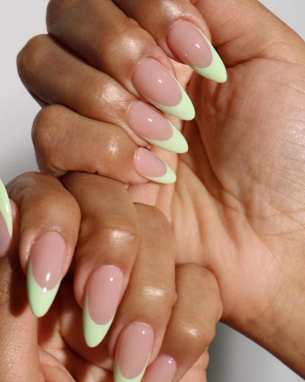 Матча-манікюр 2026: зелений відтінок замість нюду