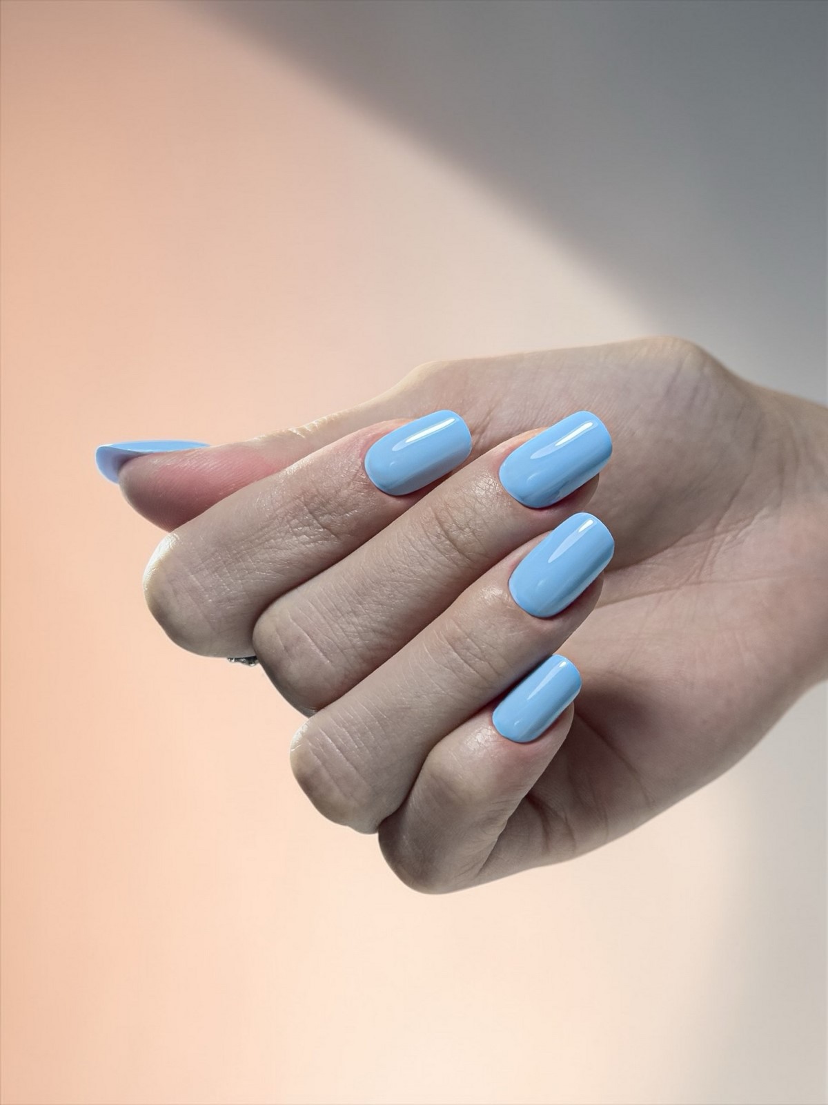 Fog blue — новий синій манікюр, який виглядає м’якше