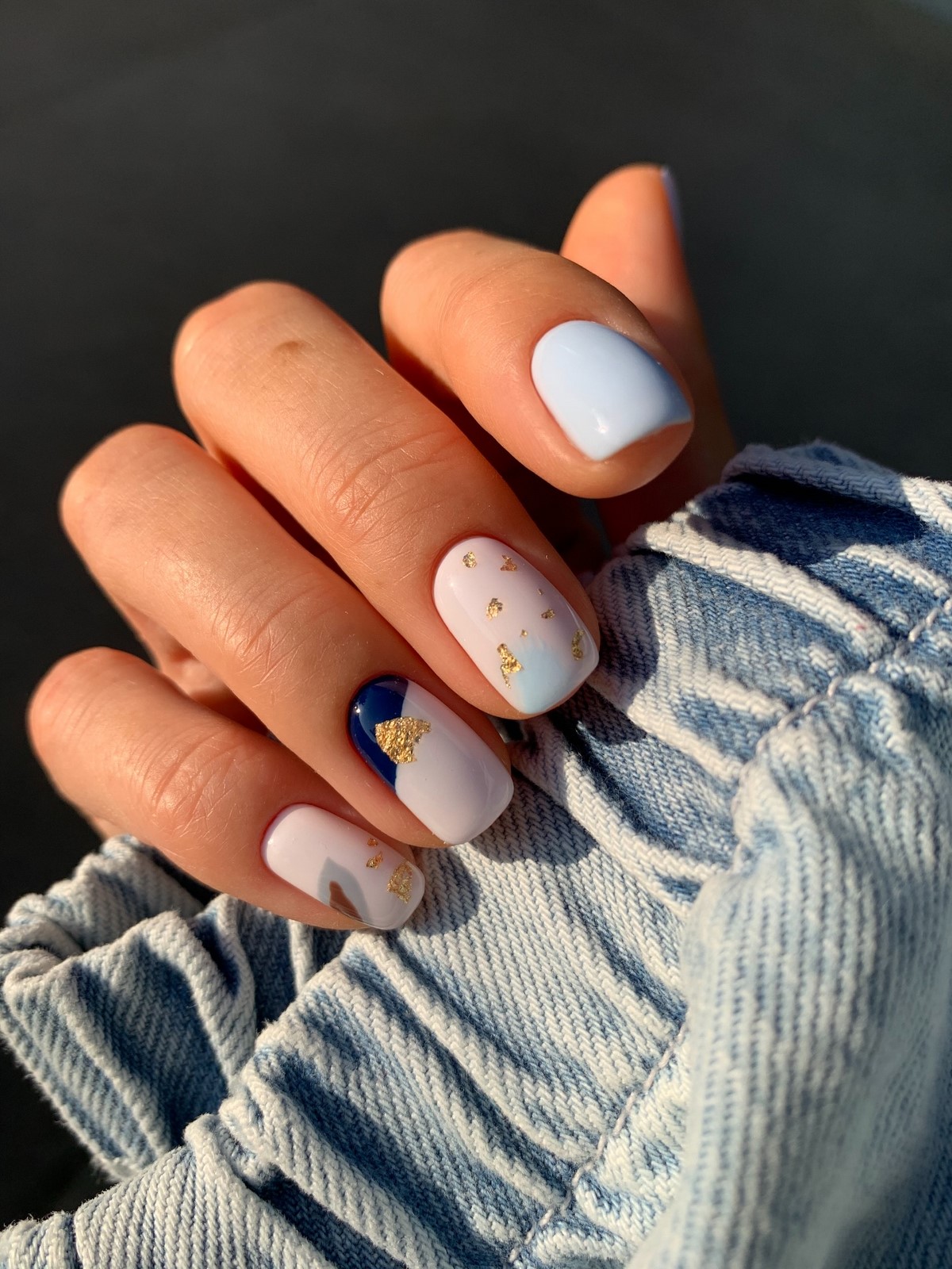 Fog blue — новий синій манікюр, який виглядає м’якше