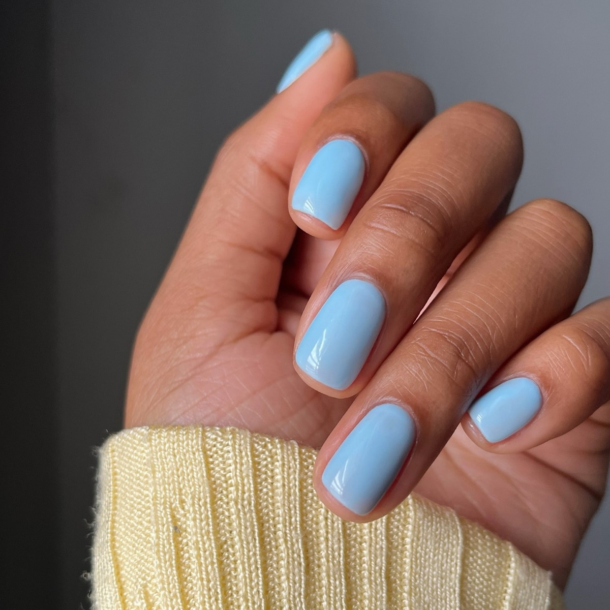Fog blue — новий синій манікюр, який виглядає м’якше