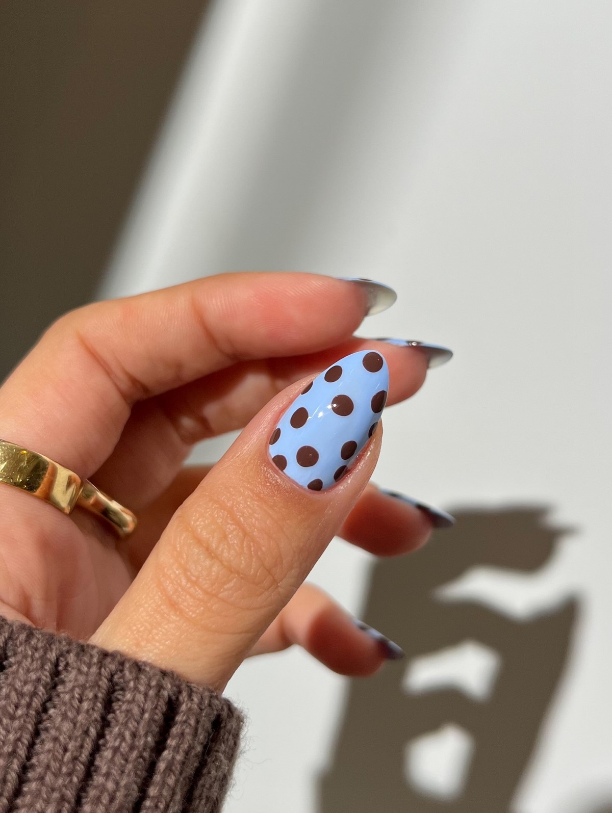 Fog blue — новий синій манікюр, який виглядає м’якше