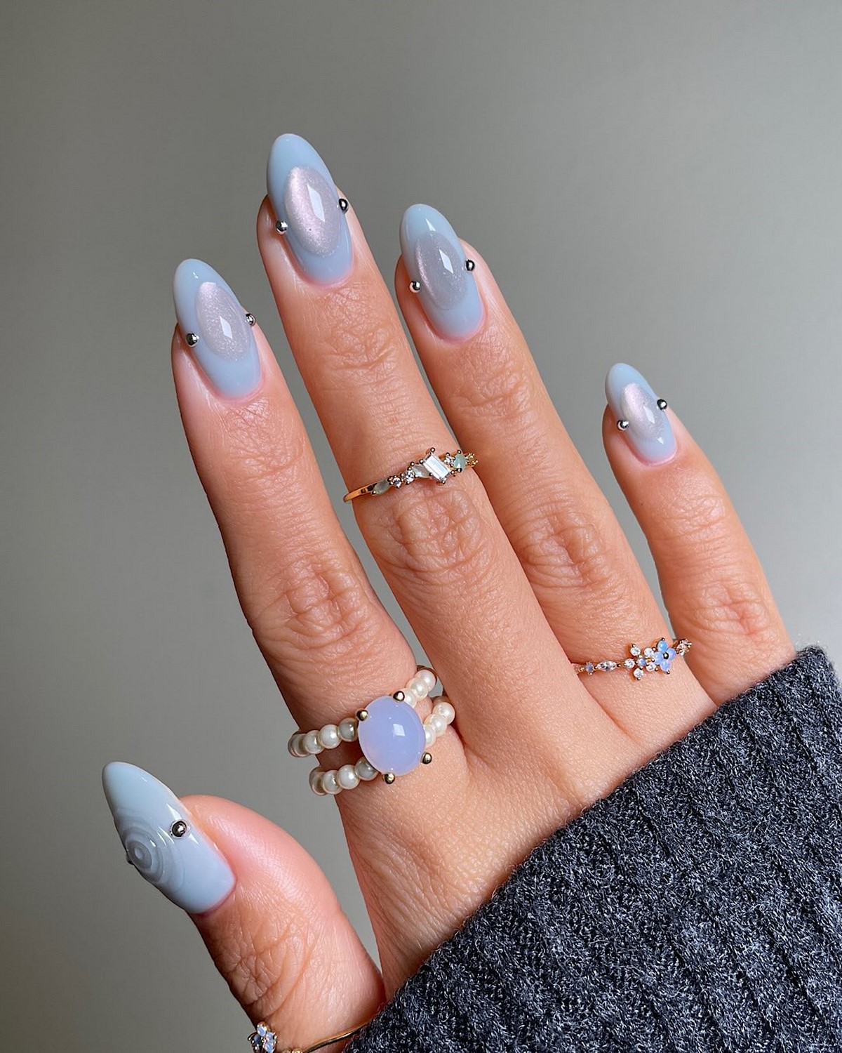 Fog blue — новий синій манікюр, який виглядає м’якше
