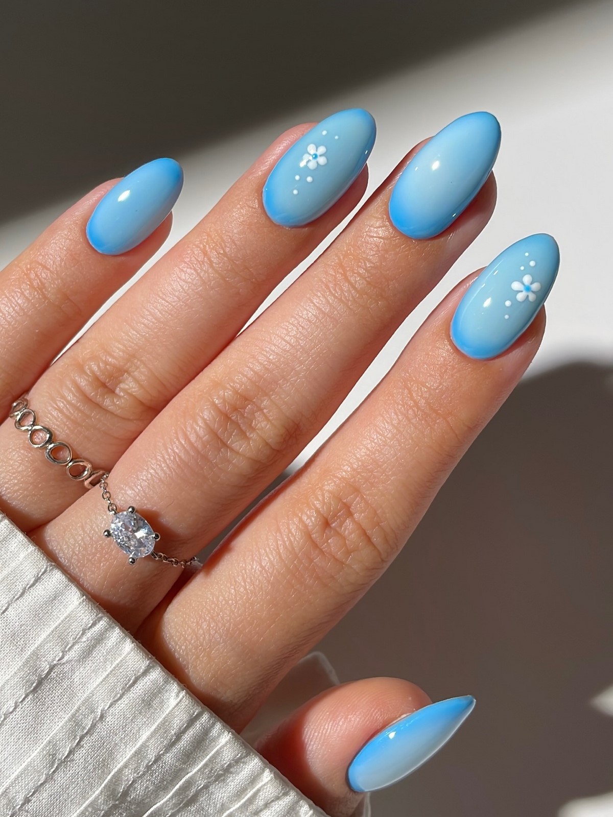 Fog blue — новий синій манікюр, який виглядає м’якше