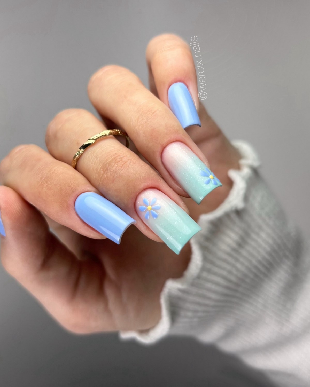 Fog blue — новий синій манікюр, який виглядає м’якше