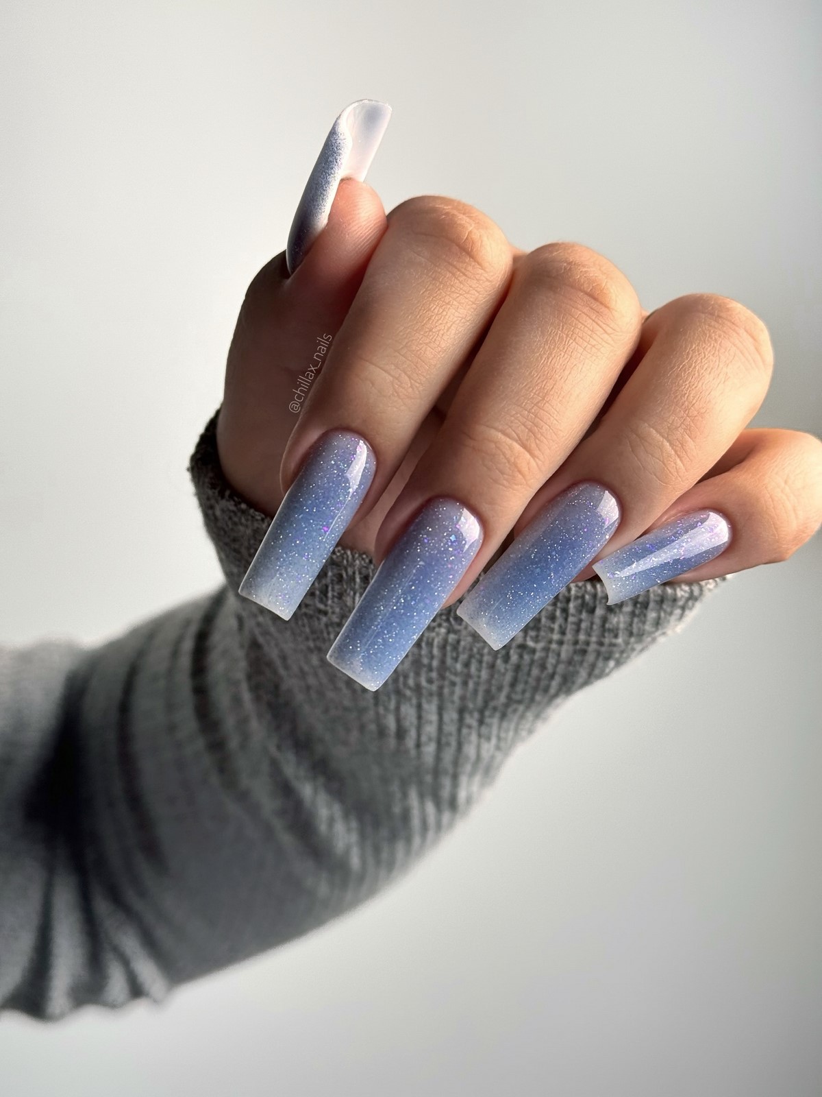 Fog blue — новий синій манікюр, який виглядає м’якше