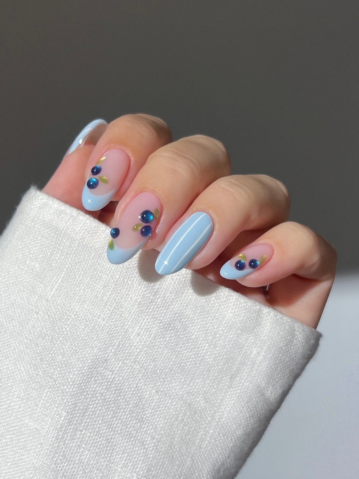 Fog blue — новий синій манікюр, який виглядає м’якше