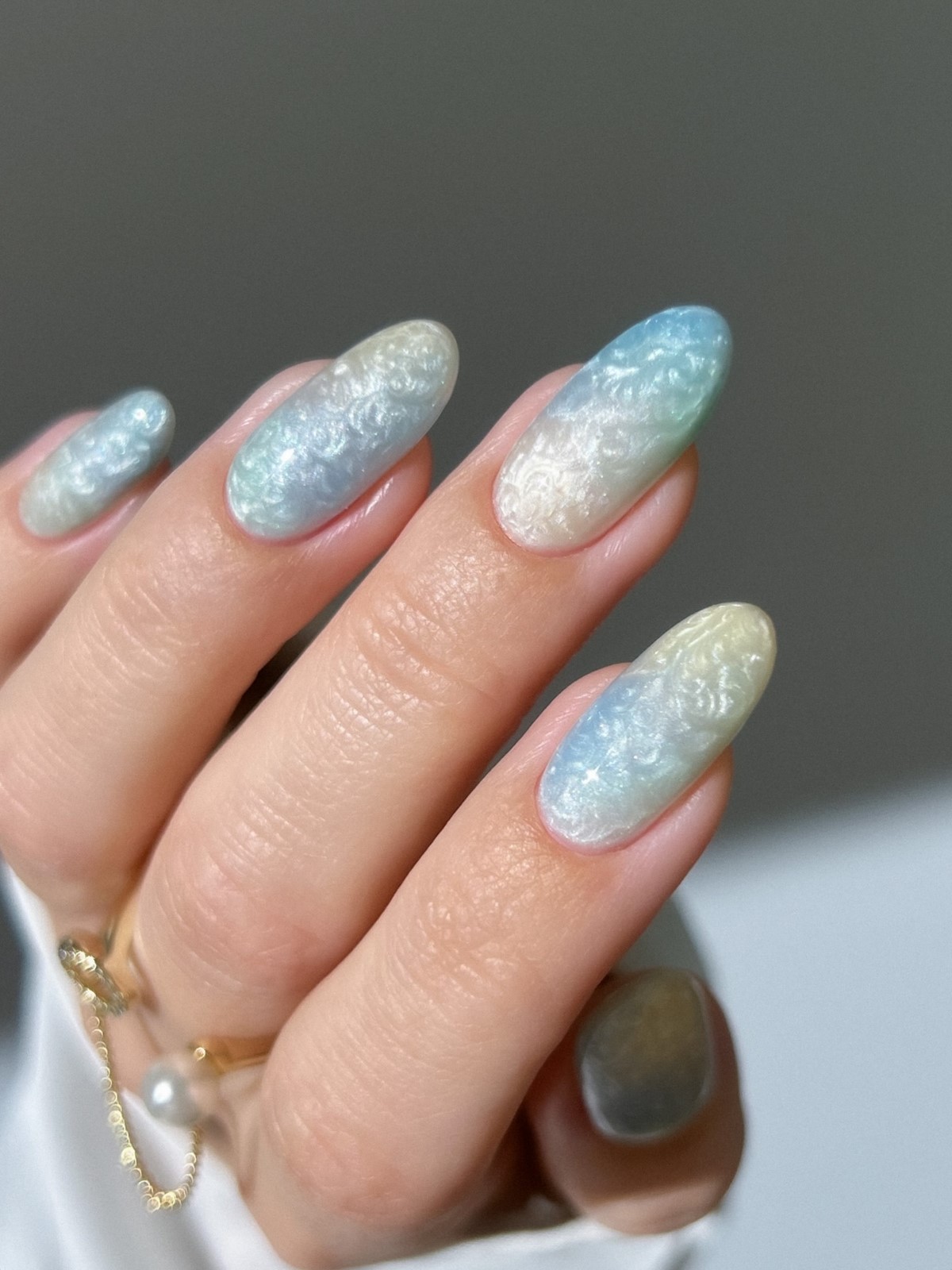 Fog blue — новий синій манікюр, який виглядає м’якше