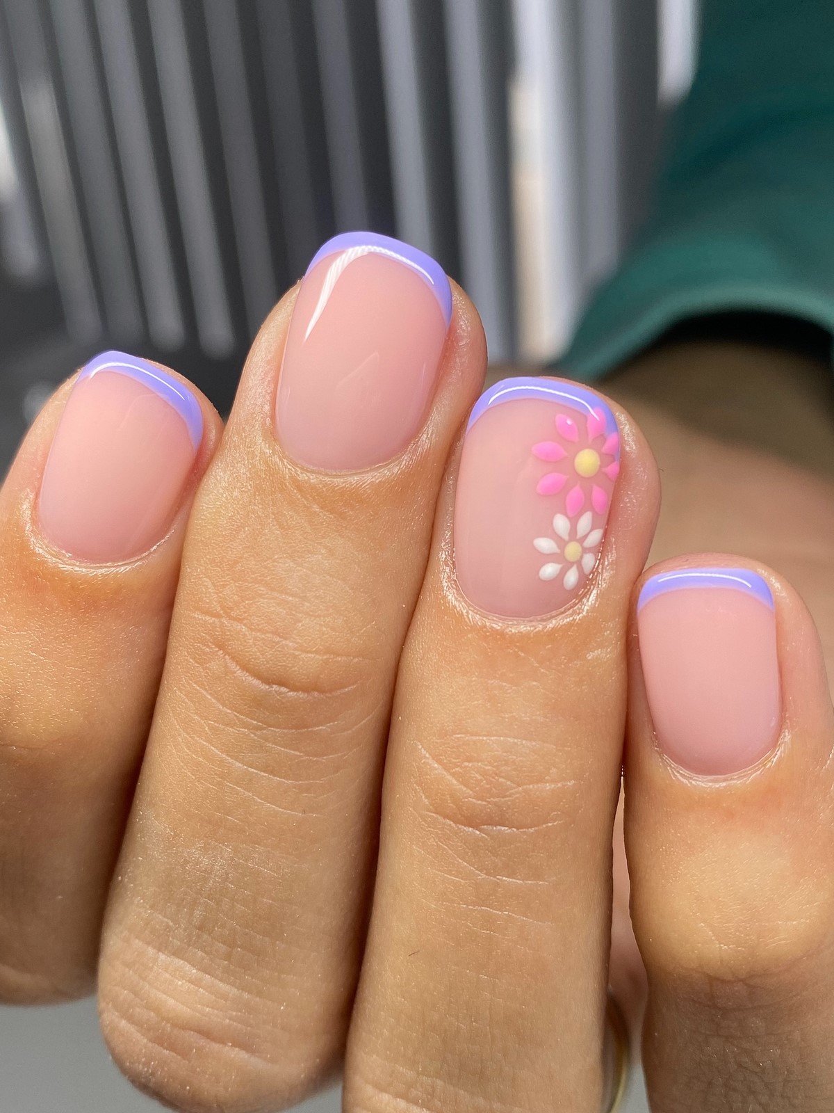 Френч змінився: тонка лінія замість класичного краю