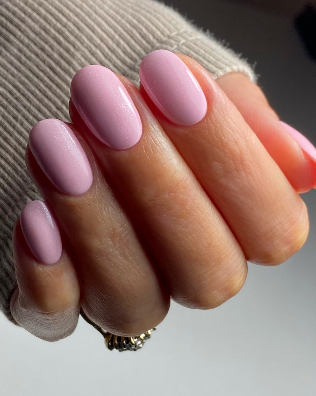 Холодний рожевий манікюр: альтернатива нюду у 2026 році