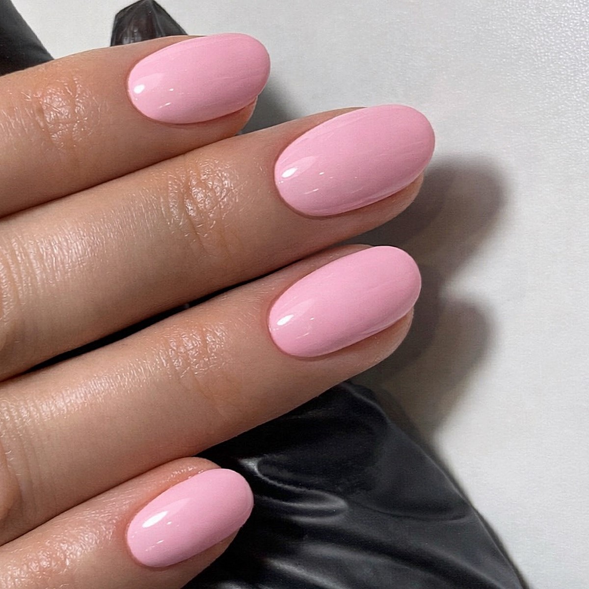 Холодний рожевий манікюр: альтернатива нюду у 2026 році