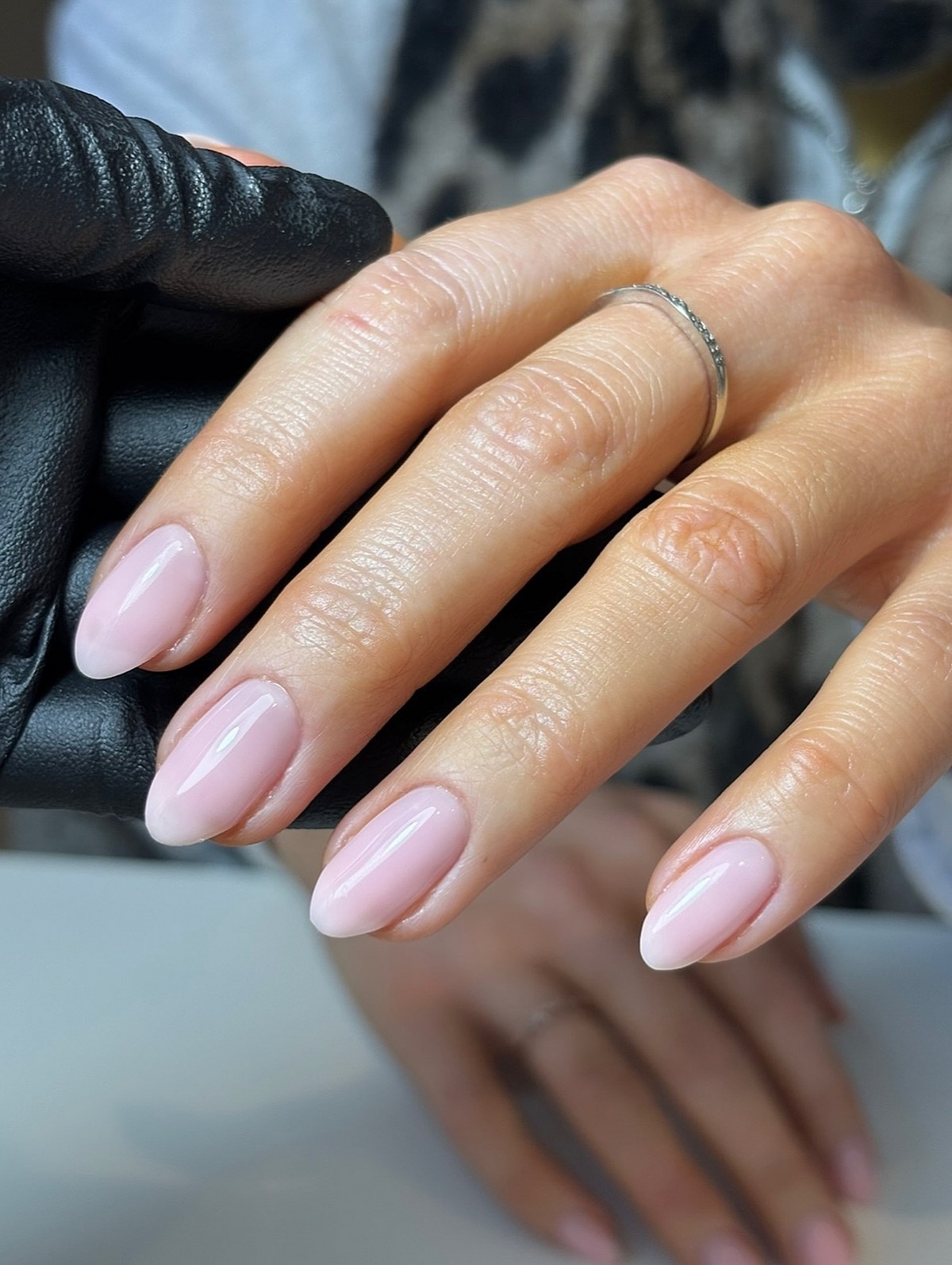 Манікюр з м’яким переходом кольору: новий вигляд у 2026 році