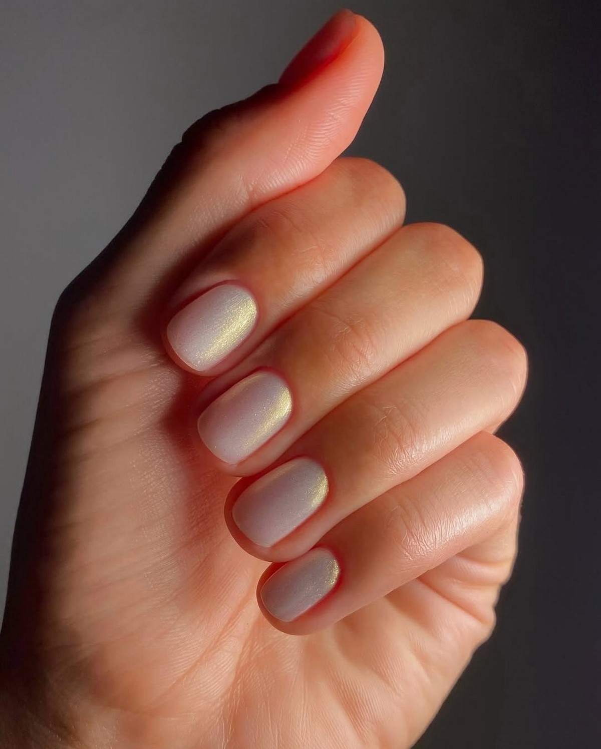 Манікюр квітня: колір, який витісняє беж і виглядає дорожче