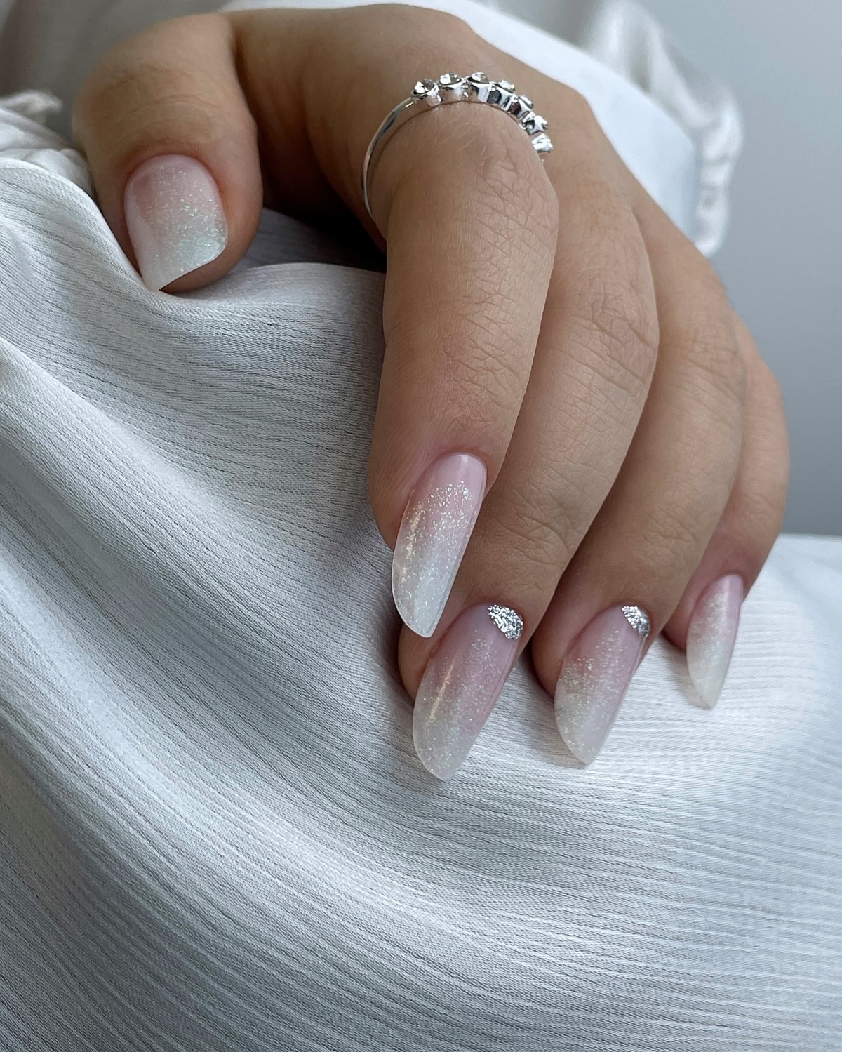 Манікюр квітня: колір, який витісняє беж і виглядає дорожче