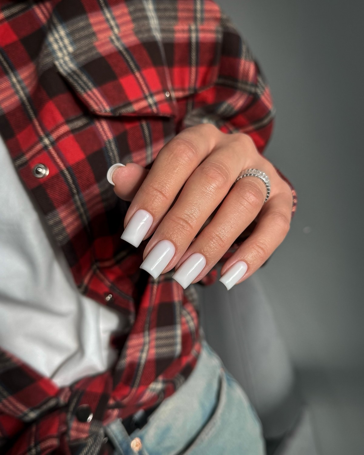 Манікюр квітня: колір, який витісняє беж і виглядає дорожче