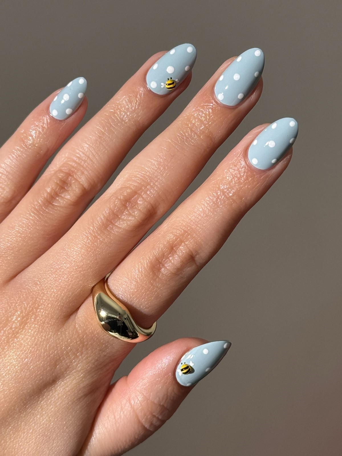 Манікюр квітня: синій, який виглядає дорожче за нюд