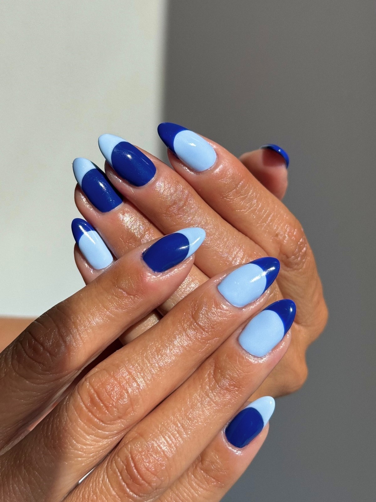 Манікюр квітня: синій, який виглядає дорожче за нюд
