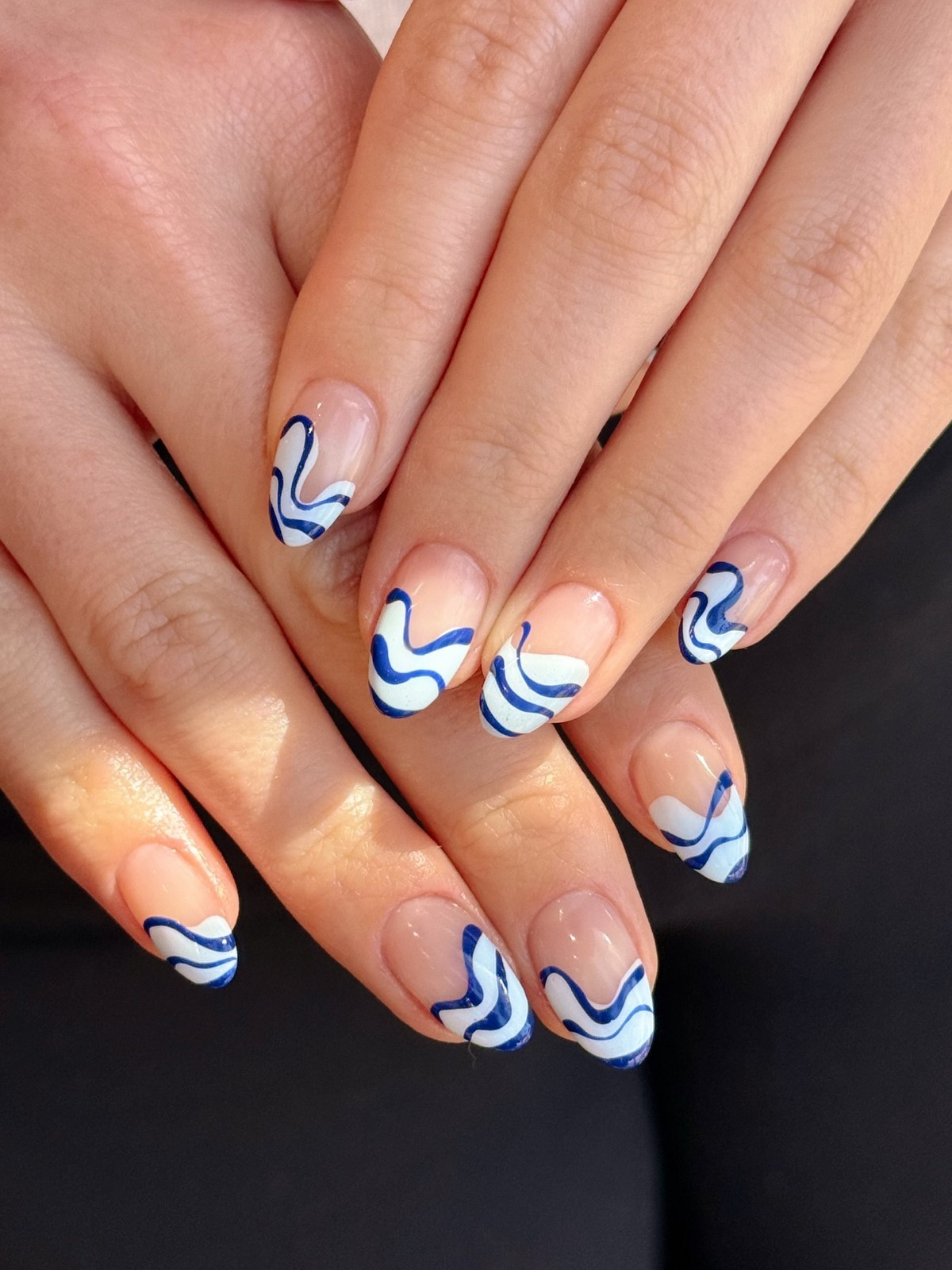 Манікюр квітня: синій, який виглядає дорожче за нюд