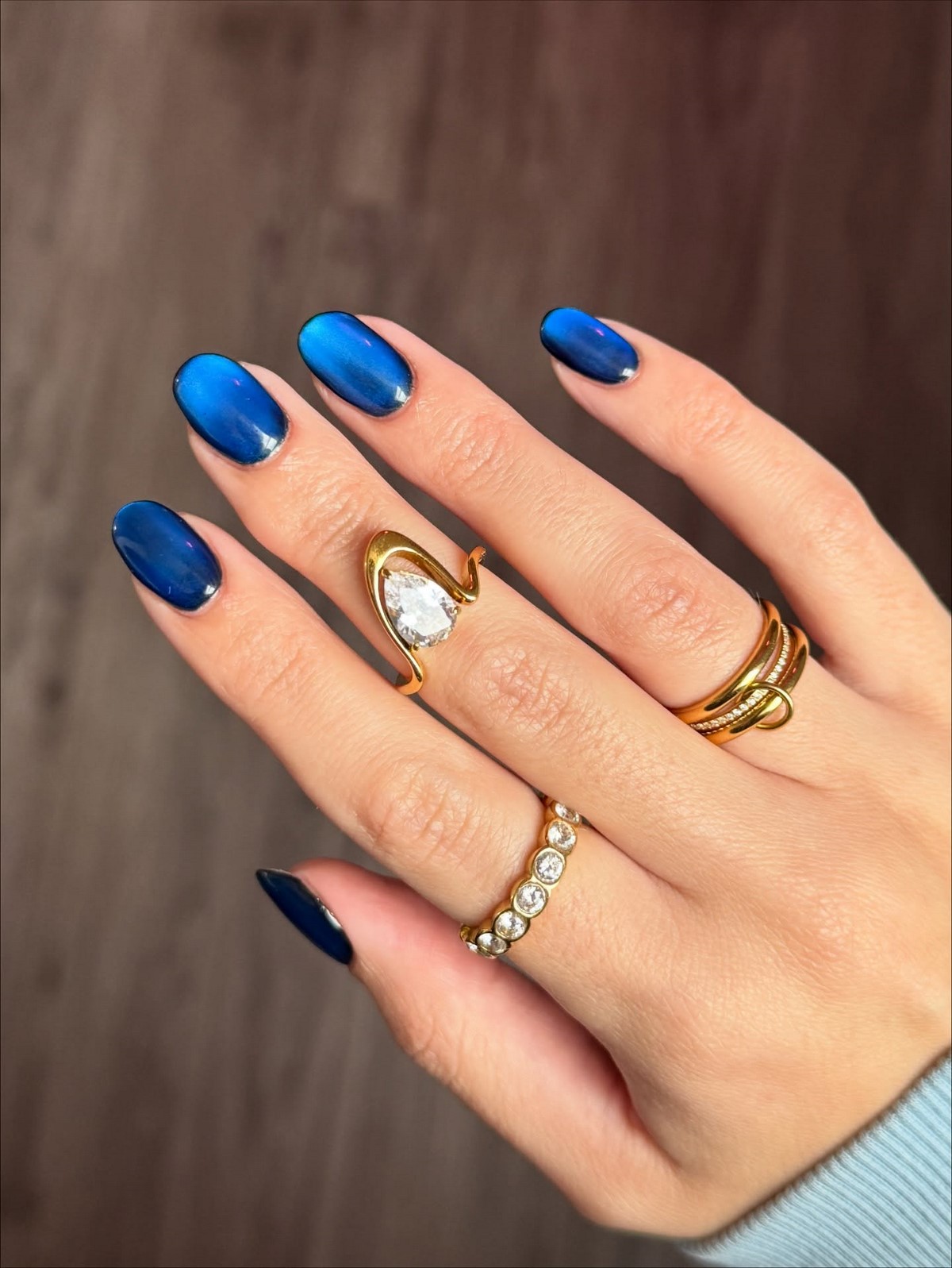 Манікюр квітня: синій, який виглядає дорожче за нюд