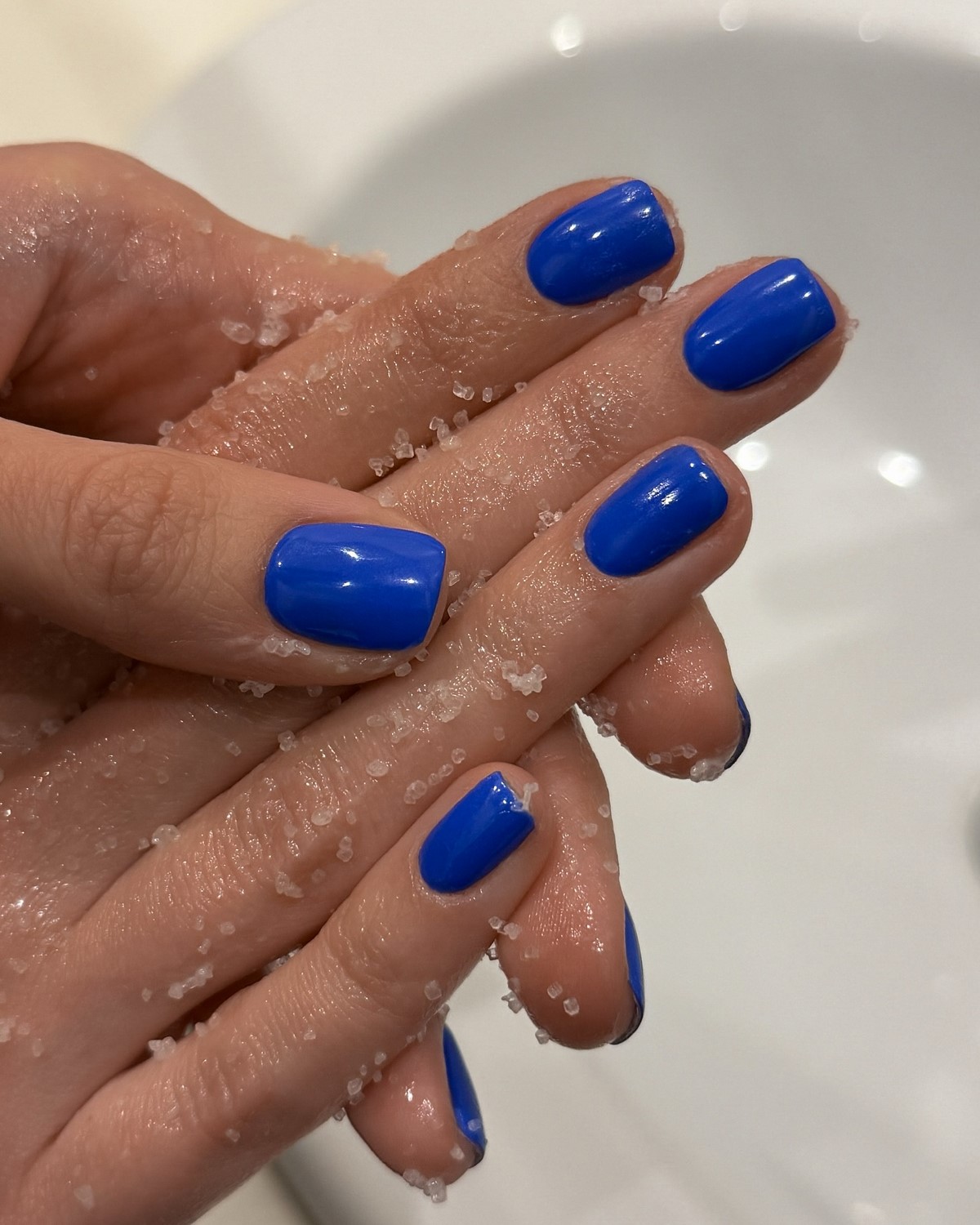 Манікюр квітня: синій, який виглядає дорожче за нюд