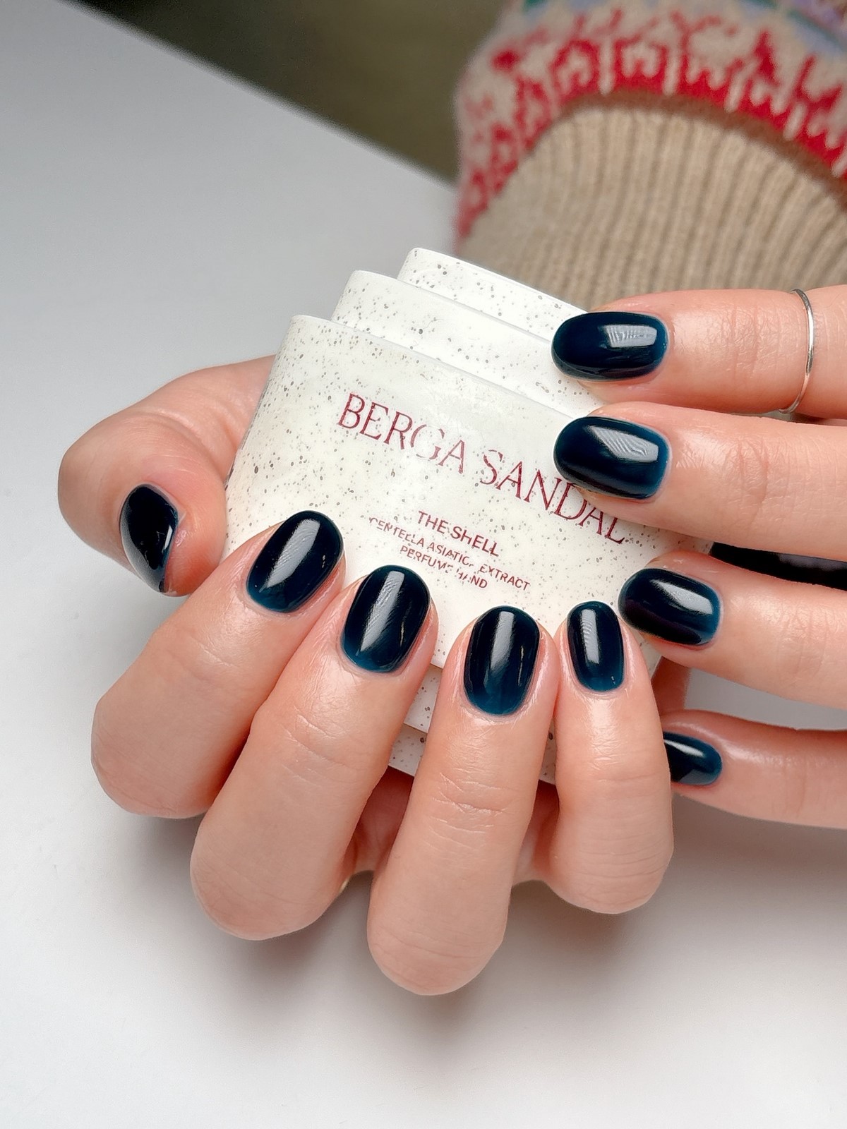 Манікюр квітня: синій, який виглядає дорожче за нюд