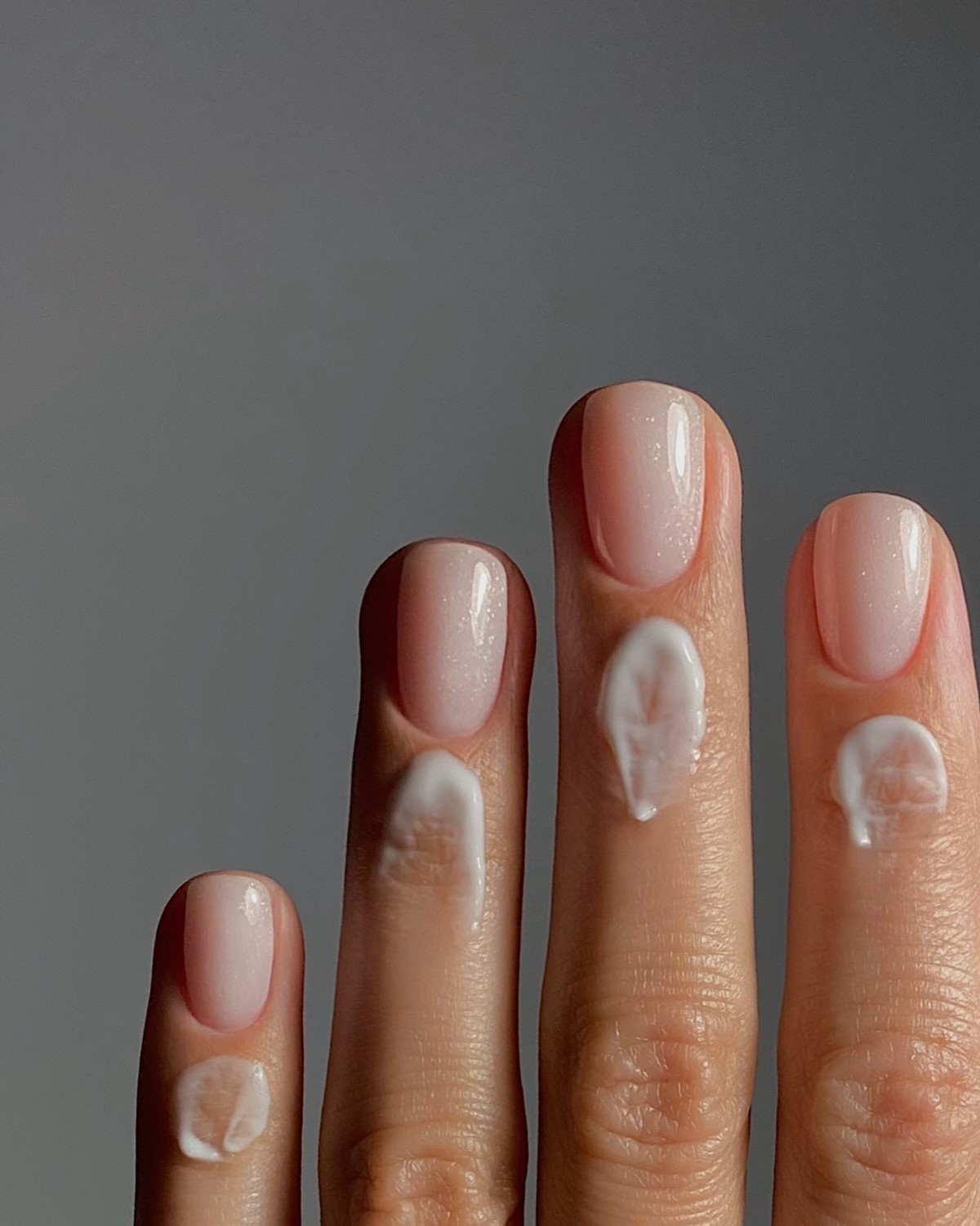 Манікюр, який робить руки молодшими: головний ефект сезону