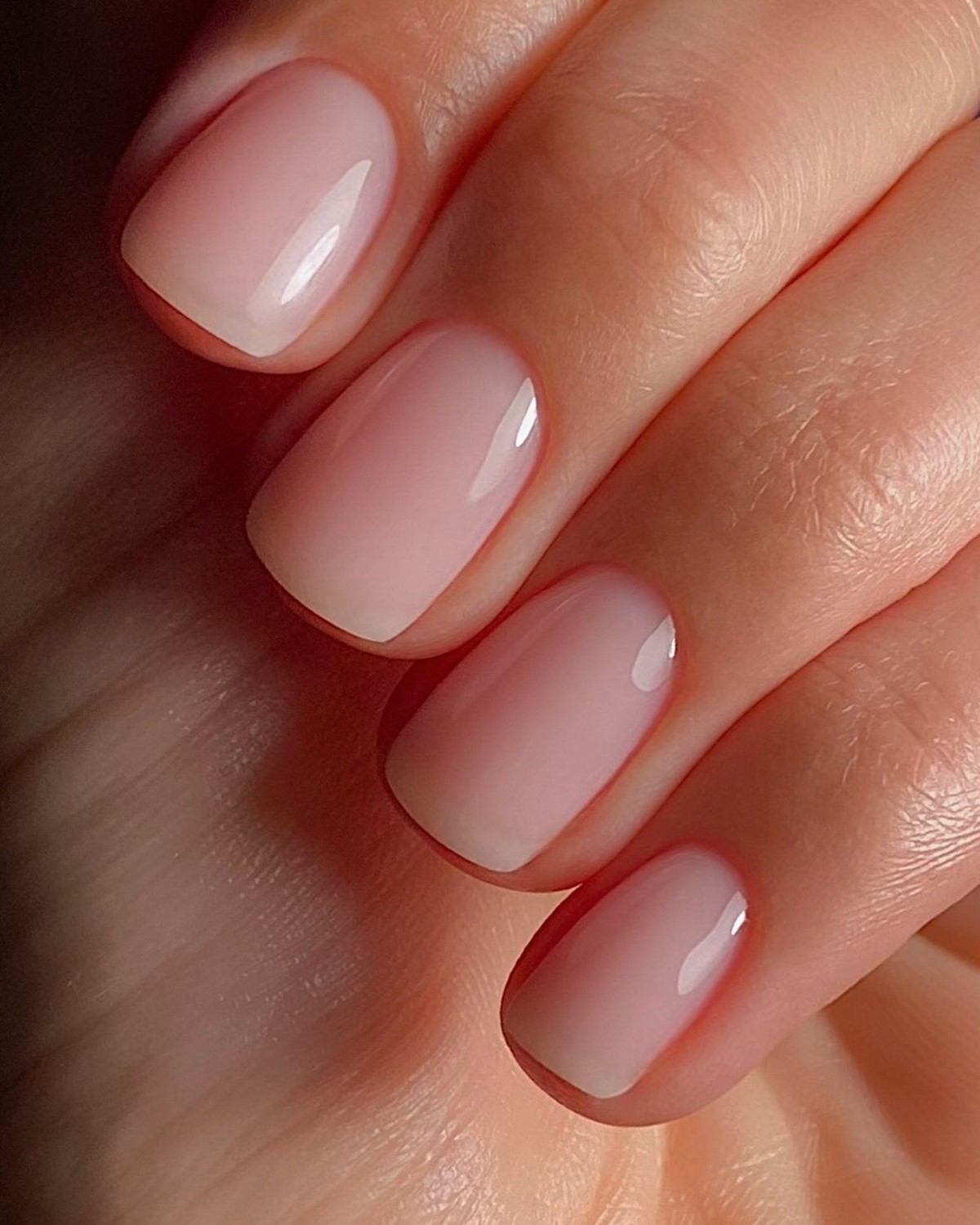 Манікюр, який робить руки молодшими: головний ефект сезону